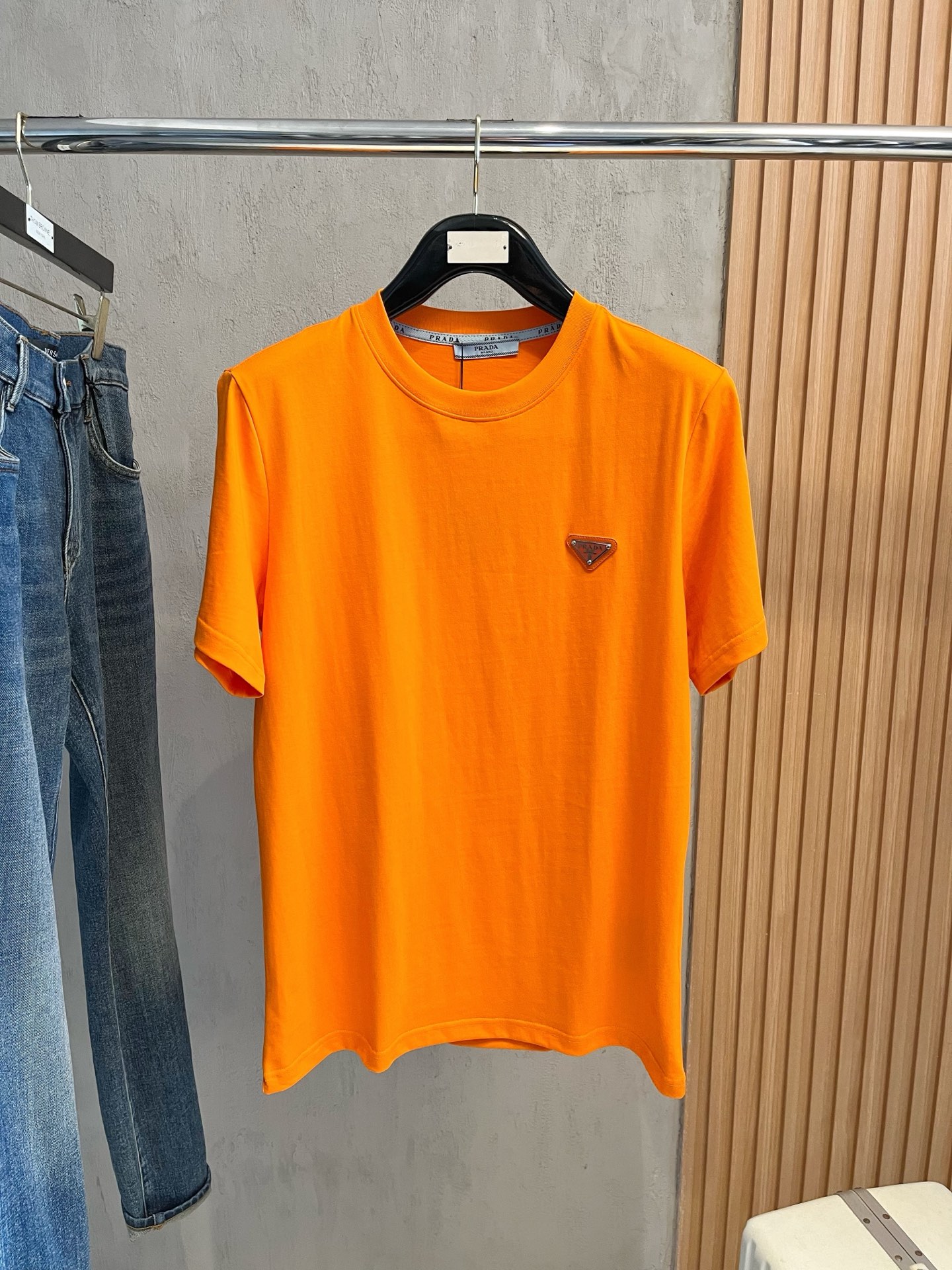  普拉达 2025春夏新款 字母logo圆领短袖t恤，春夏休闲穿搭必不可少，原版纯棉面料。完完全全体现在