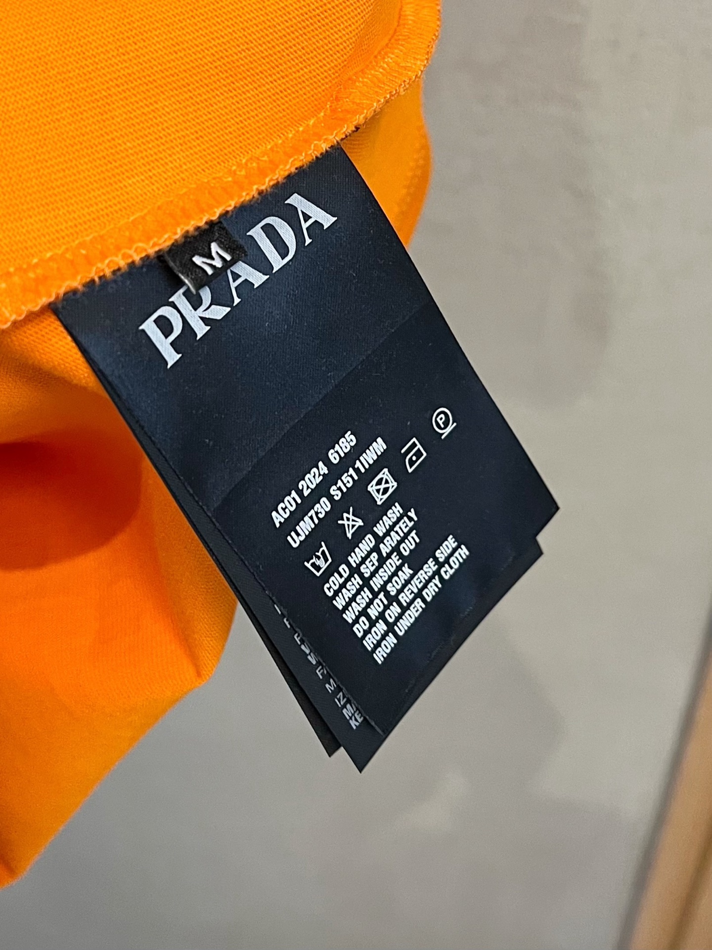  普拉达 2025春夏新款 字母logo圆领短袖t恤，春夏休闲穿搭必不可少，原版纯棉面料。完完全全体现在