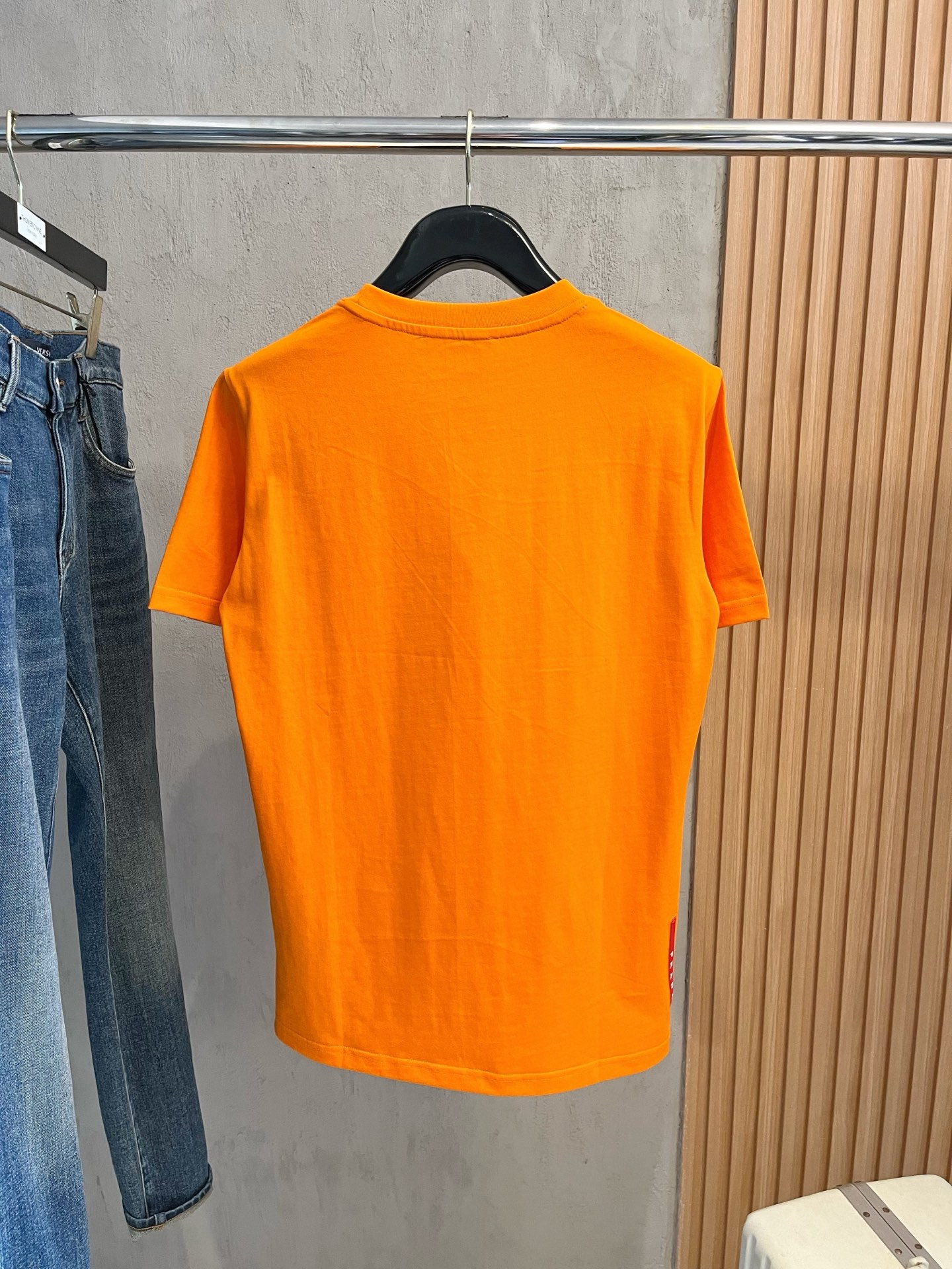  普拉达 2025春夏新款 字母logo圆领短袖t恤，春夏休闲穿搭必不可少，原版纯棉面料。完完全全体现在