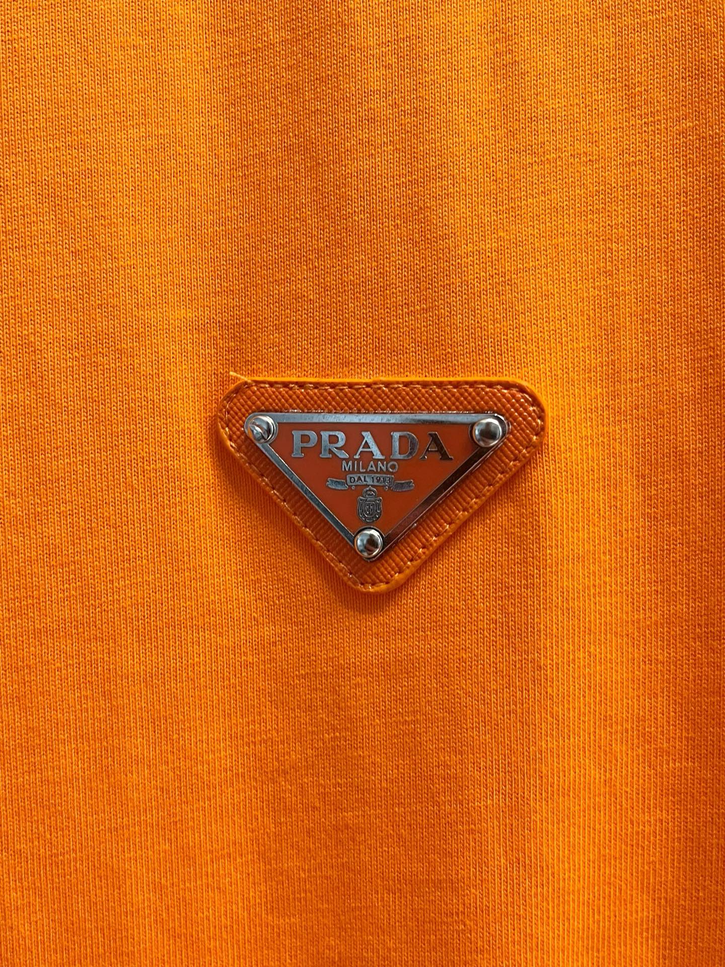  普拉达 2025春夏新款 字母logo圆领短袖t恤，春夏休闲穿搭必不可少，原版纯棉面料。完完全全体现在