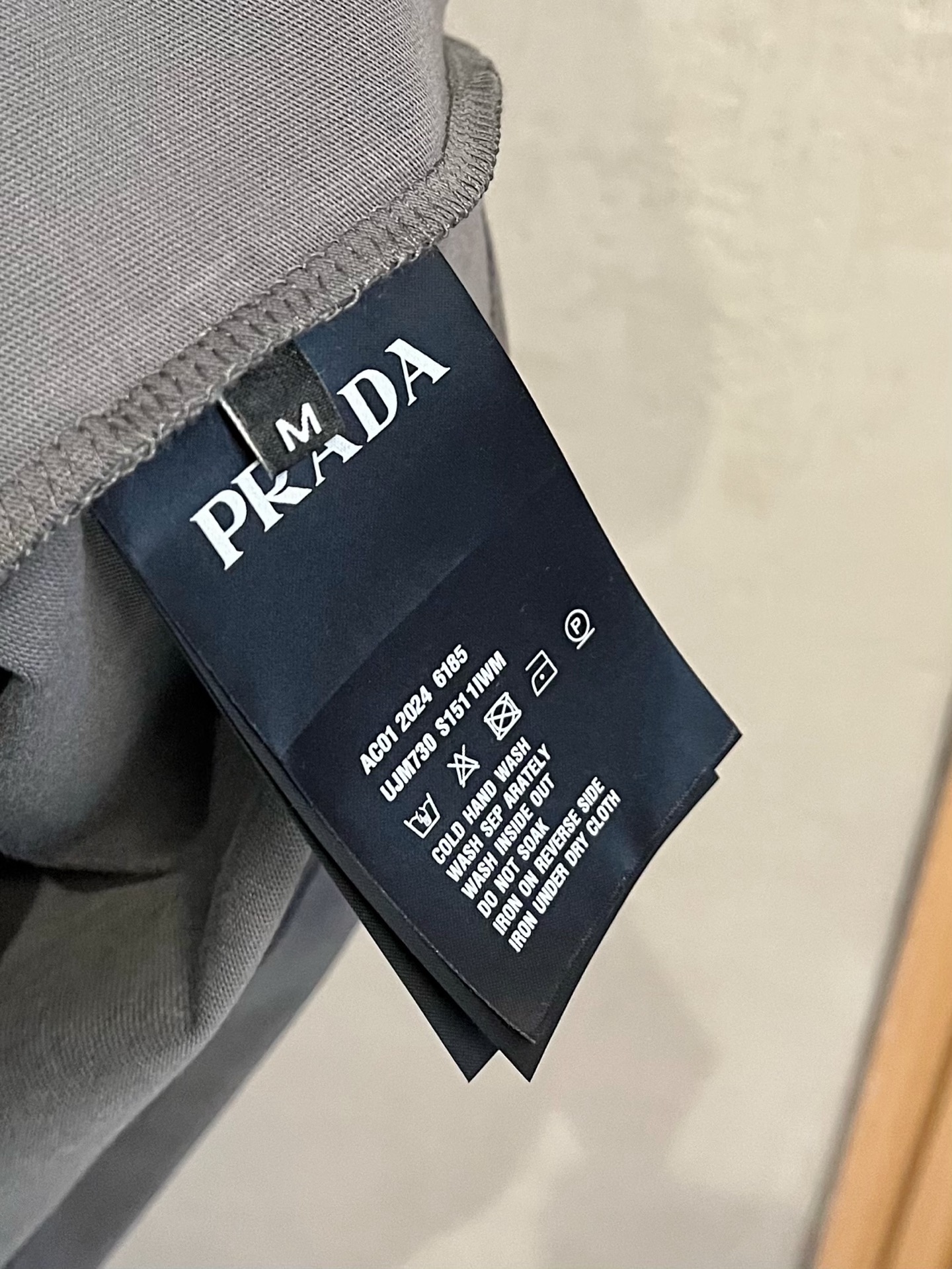  普拉达 2025春夏新款 字母logo圆领短袖t恤，春夏休闲穿搭必不可少，原版纯棉面料。完完全全体现在