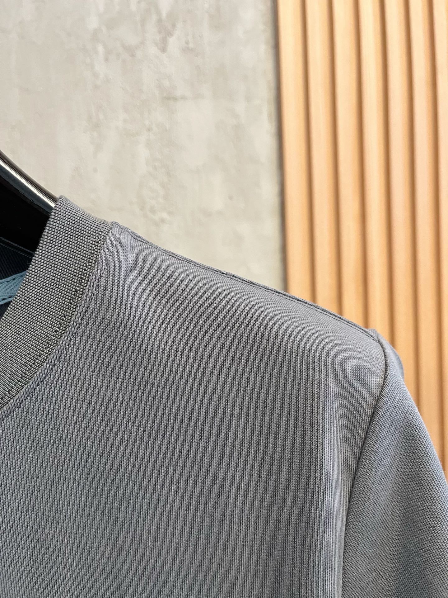  普拉达 2025春夏新款 字母logo圆领短袖t恤，春夏休闲穿搭必不可少，原版纯棉面料。完完全全体现在