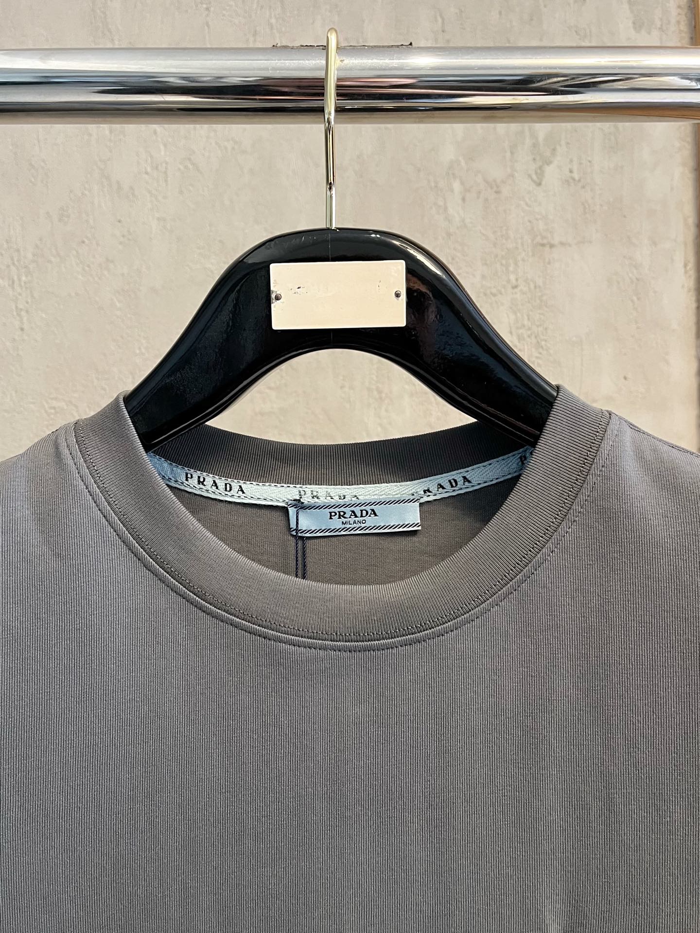  普拉达 2025春夏新款 字母logo圆领短袖t恤，春夏休闲穿搭必不可少，原版纯棉面料。完完全全体现在