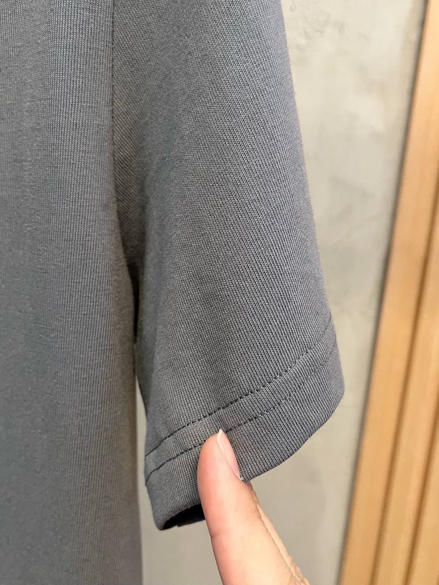  普拉达 2025春夏新款 字母logo圆领短袖t恤，春夏休闲穿搭必不可少，原版纯棉面料。完完全全体现在