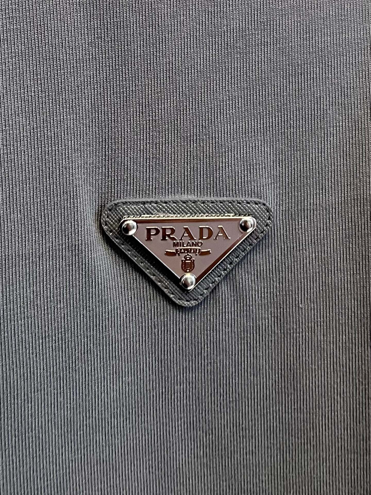  普拉达 2025春夏新款 字母logo圆领短袖t恤，春夏休闲穿搭必不可少，原版纯棉面料。完完全全体现在