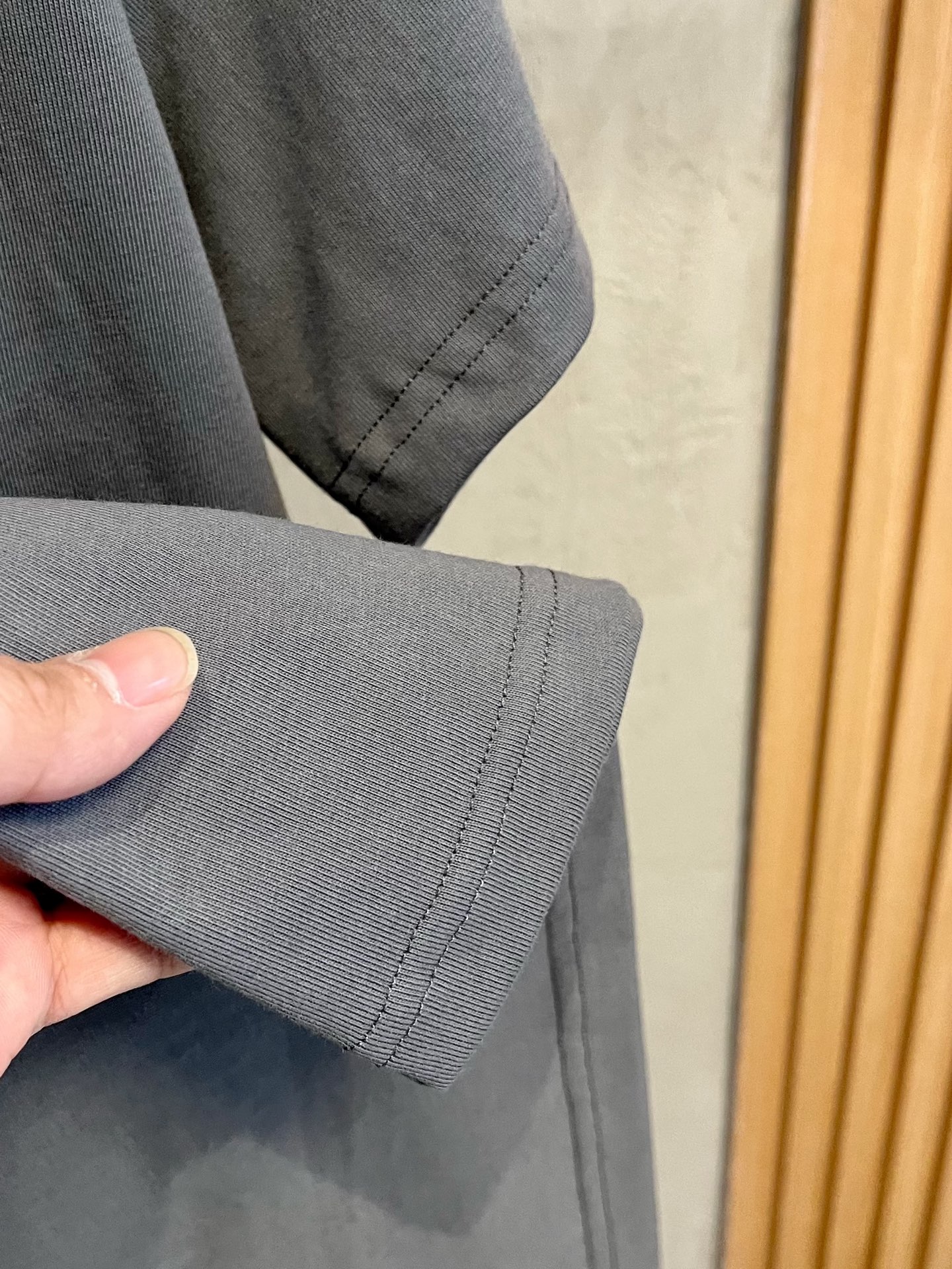  普拉达 2025春夏新款 字母logo圆领短袖t恤，春夏休闲穿搭必不可少，原版纯棉面料。完完全全体现在