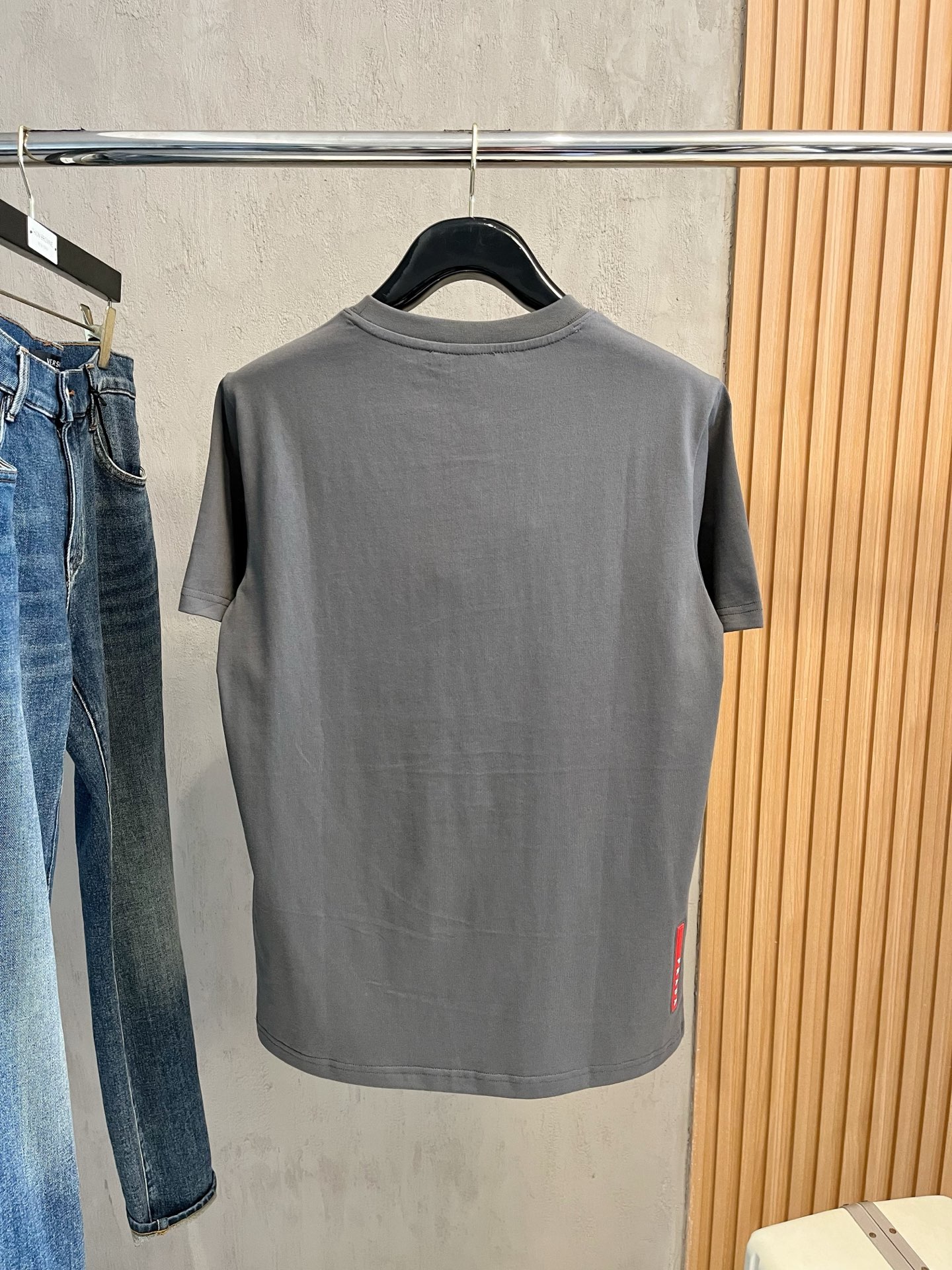  普拉达 2025春夏新款 字母logo圆领短袖t恤，春夏休闲穿搭必不可少，原版纯棉面料。完完全全体现在