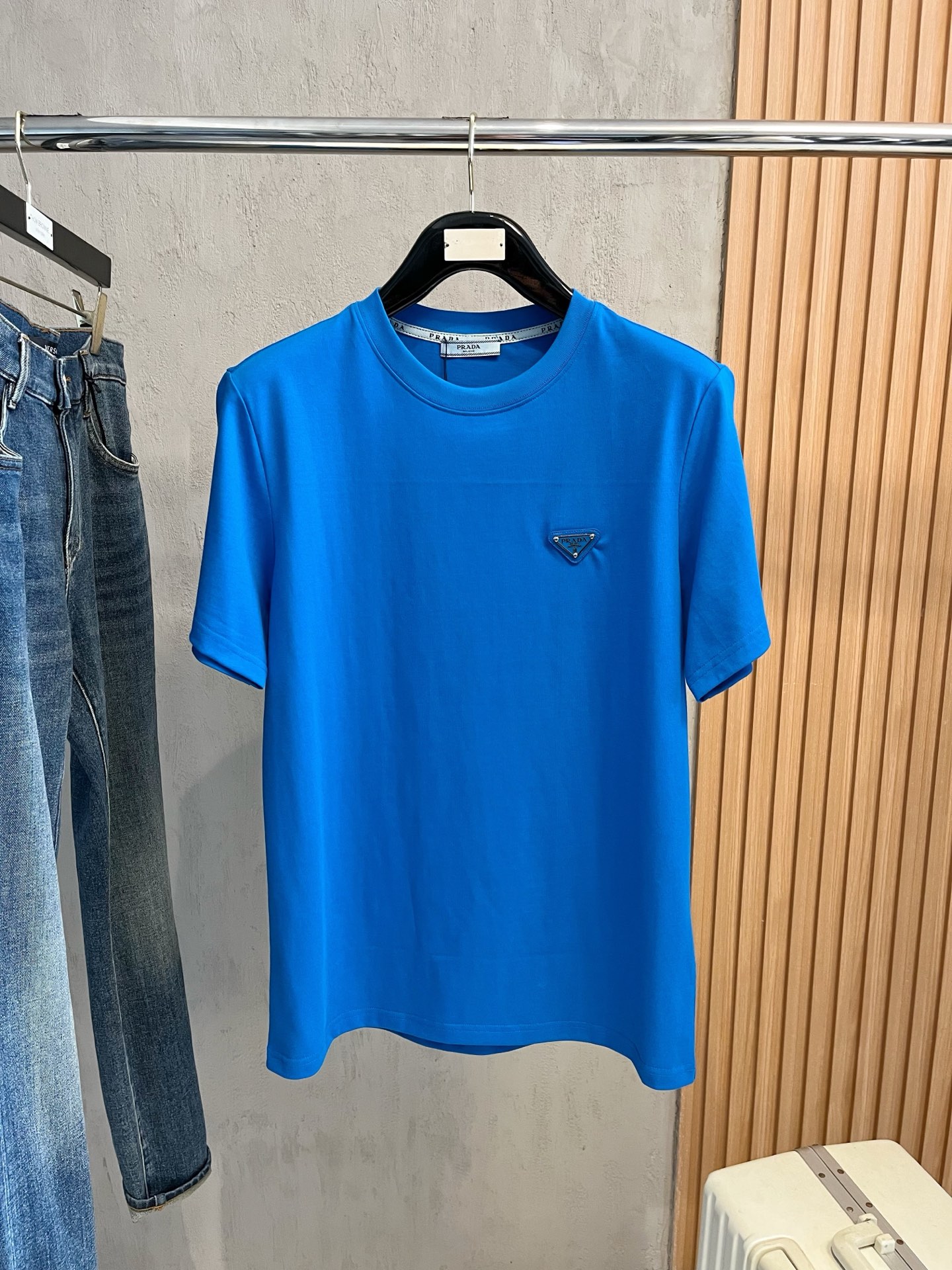 普拉达 2025春夏新款 字母logo圆领短袖t恤，春夏休闲穿搭必不可少，原版纯棉面料。完完全全体现在
