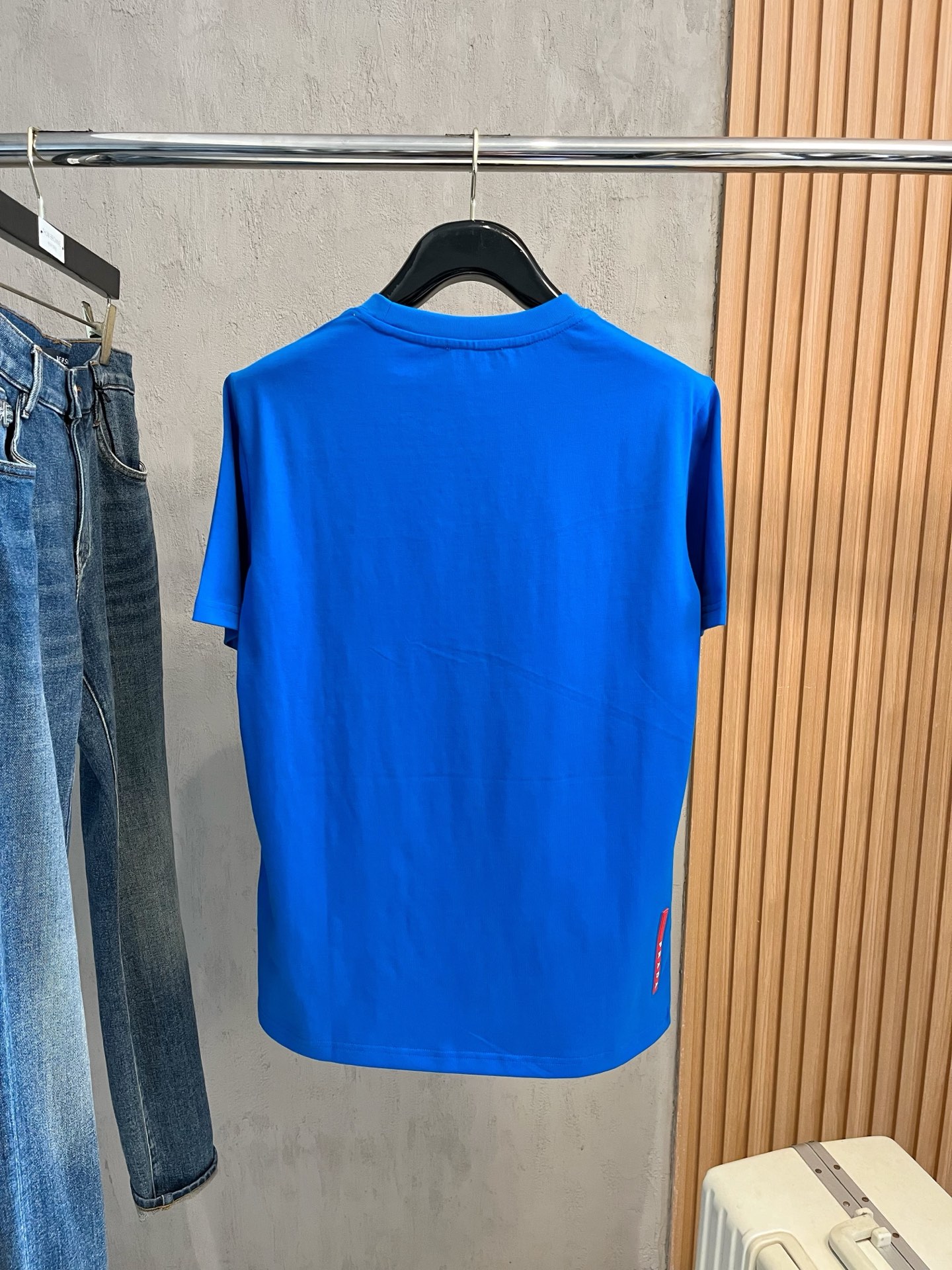  普拉达 2025春夏新款 字母logo圆领短袖t恤，春夏休闲穿搭必不可少，原版纯棉面料。完完全全体现在