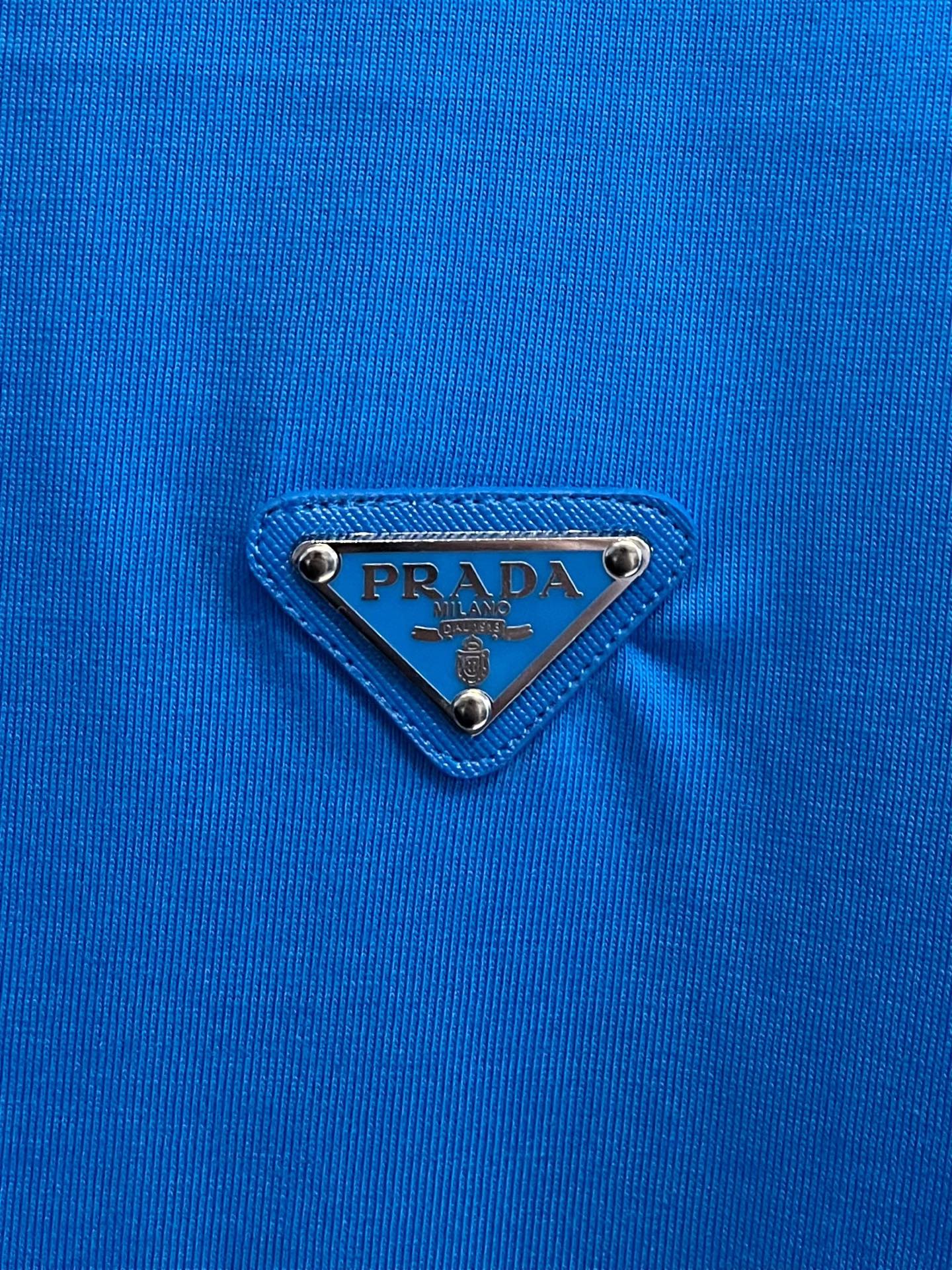  普拉达 2025春夏新款 字母logo圆领短袖t恤，春夏休闲穿搭必不可少，原版纯棉面料。完完全全体现在