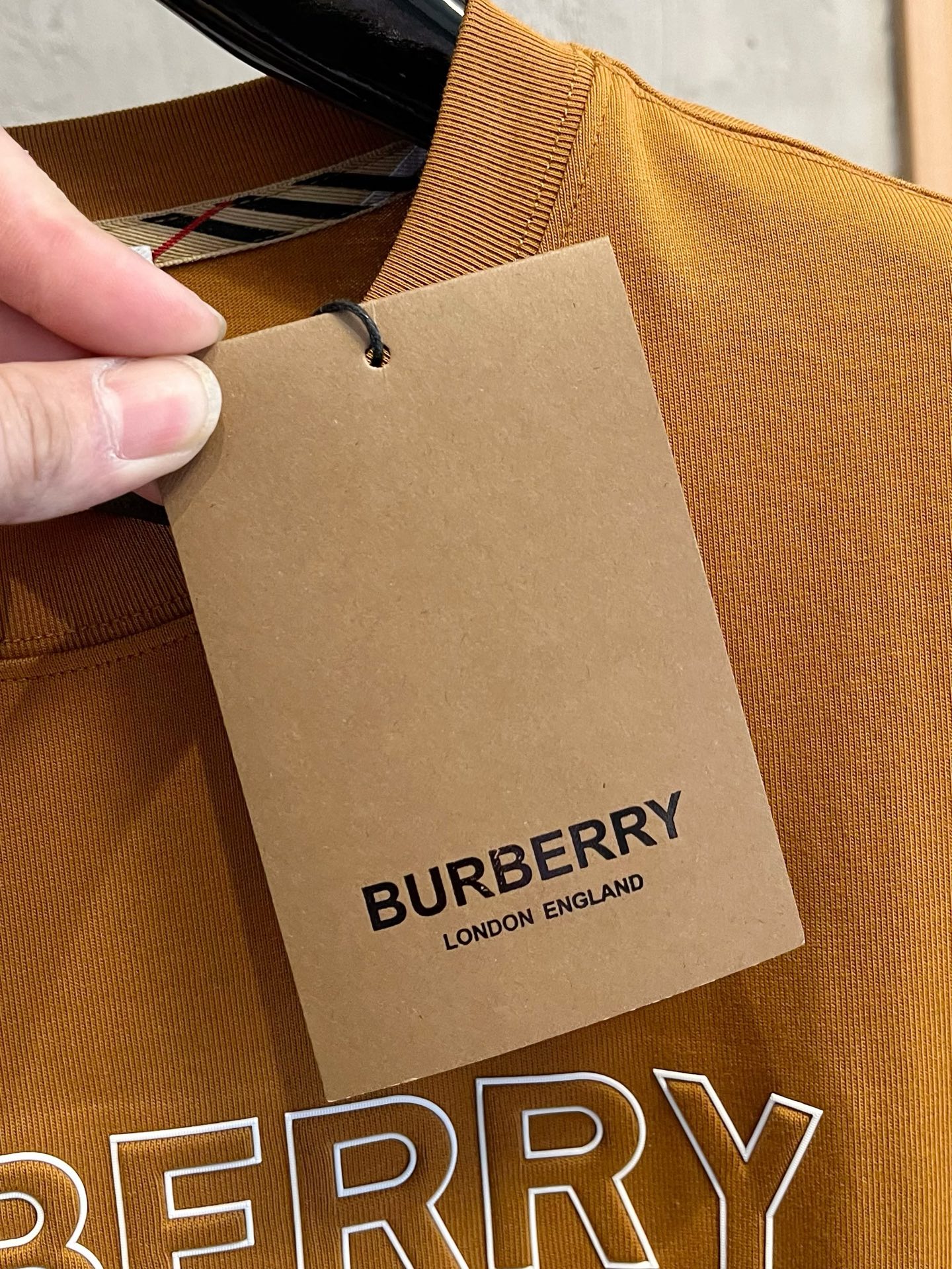  巴宝莉 2025春夏新款 字母logo圆领短袖t恤，春夏休闲穿搭必不可少，原版纯棉面料。完完全全体现在