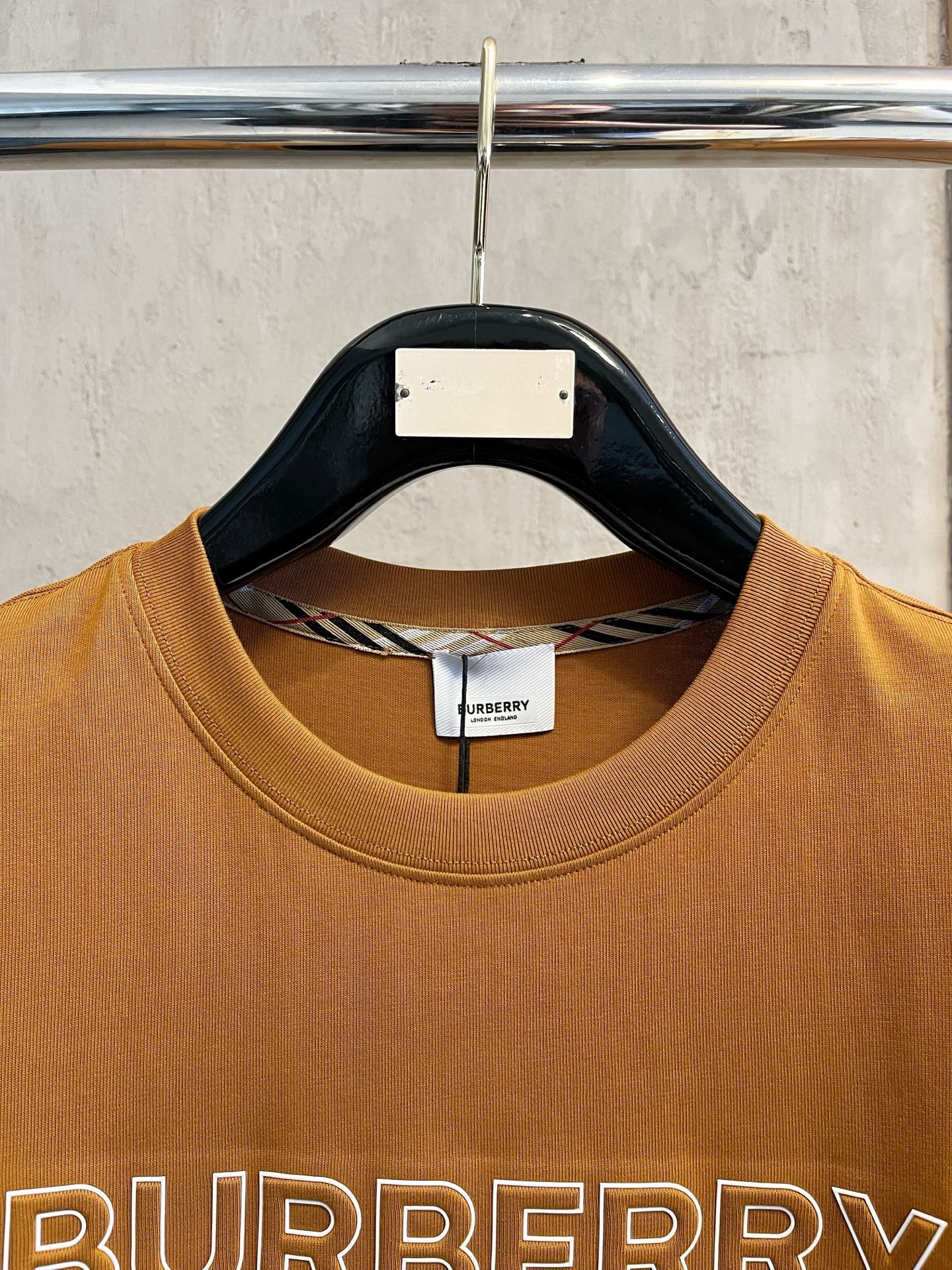  巴宝莉 2025春夏新款 字母logo圆领短袖t恤，春夏休闲穿搭必不可少，原版纯棉面料。完完全全体现在