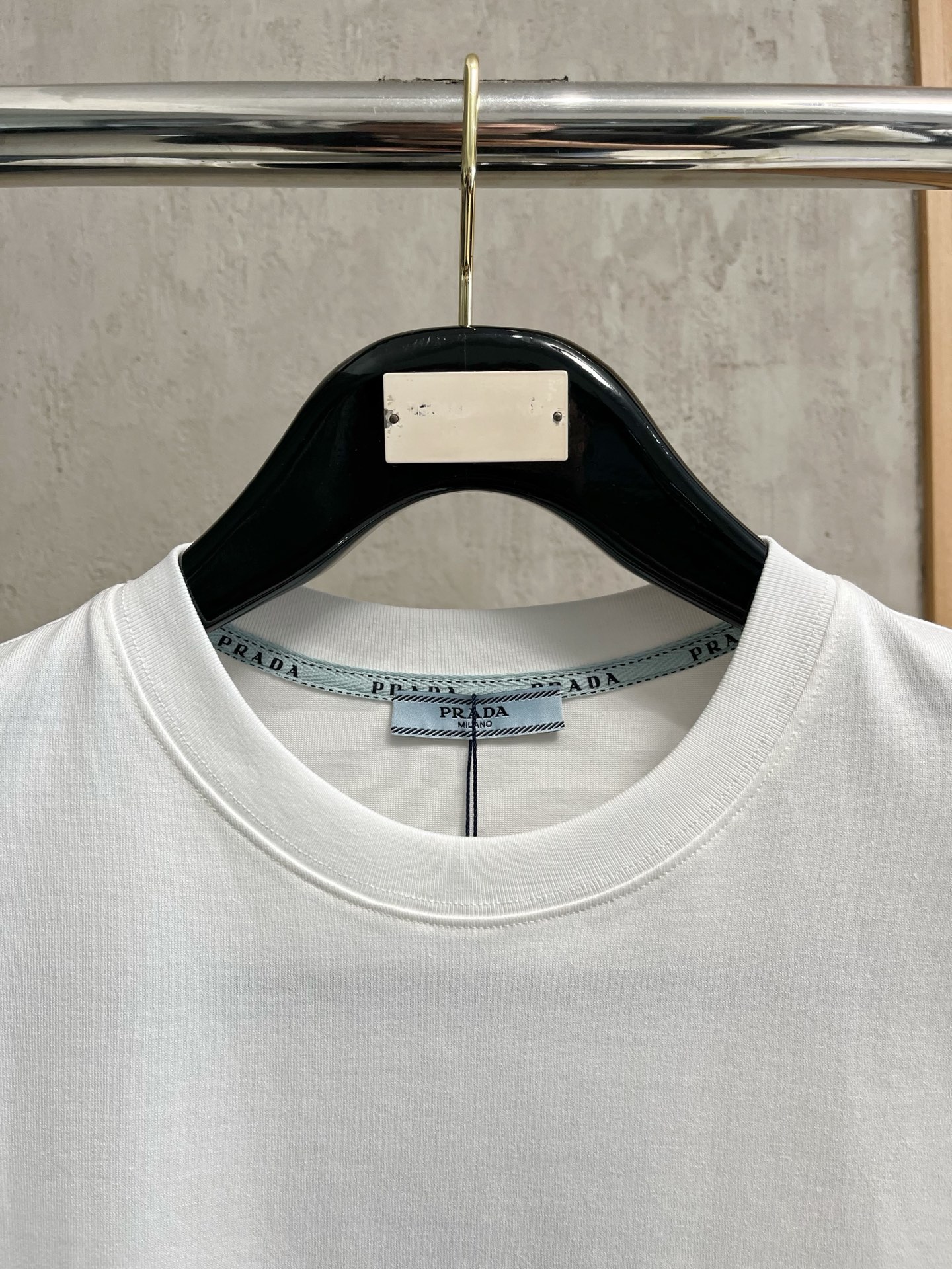  普拉达 2025春夏新款 字母logo圆领短袖t恤，春夏休闲穿搭必不可少，原版纯棉面料。完完全全体现在