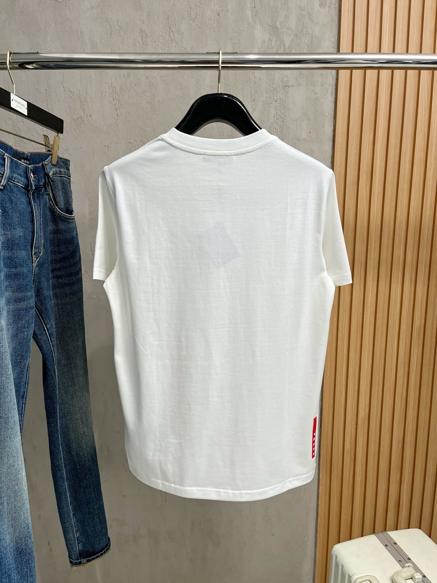  普拉达 2025春夏新款 字母logo圆领短袖t恤，春夏休闲穿搭必不可少，原版纯棉面料。完完全全体现在