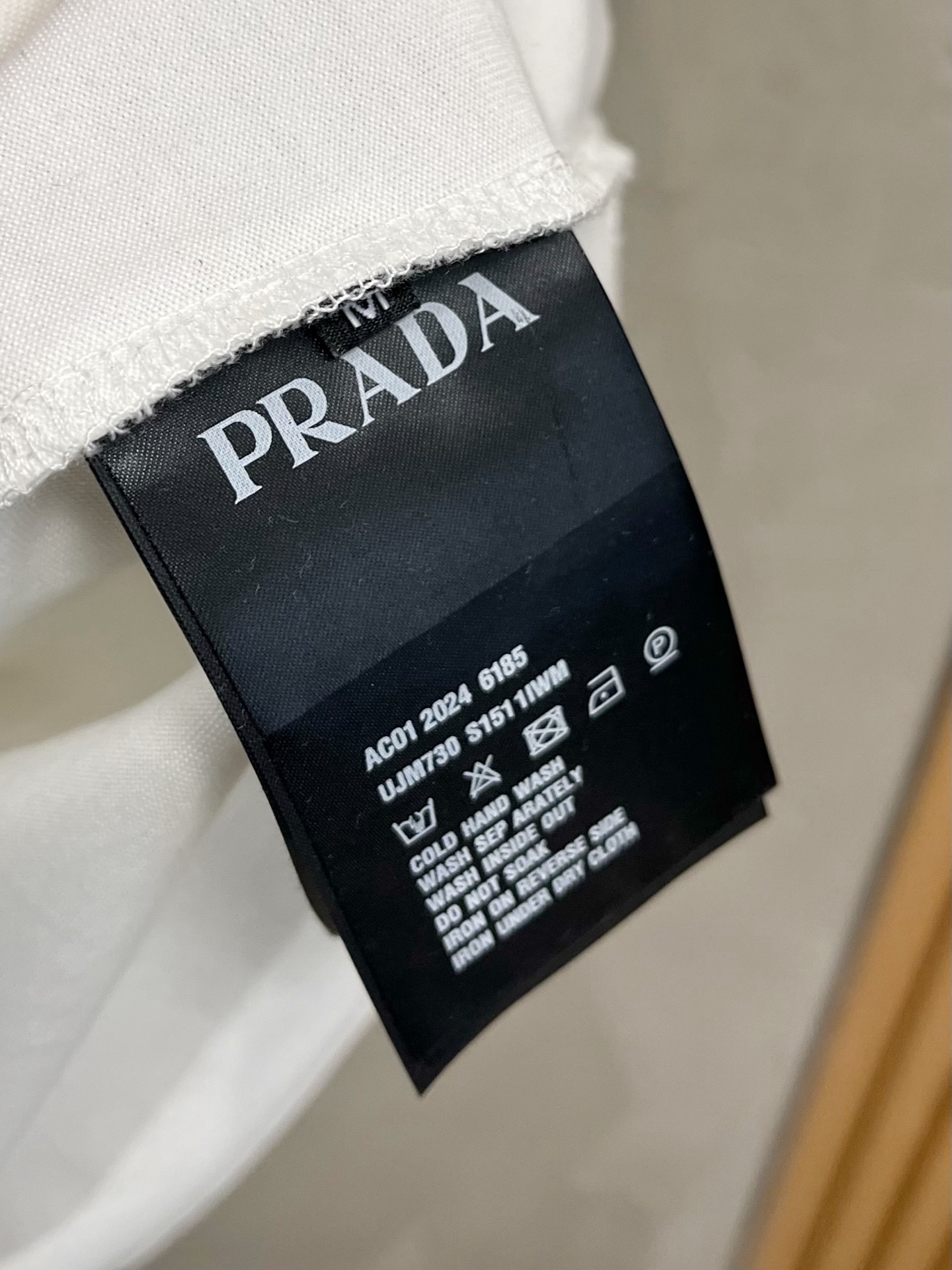 普拉达 2025春夏新款 字母logo圆领短袖t恤，春夏休闲穿搭必不可少，原版纯棉面料。完完全全体现在