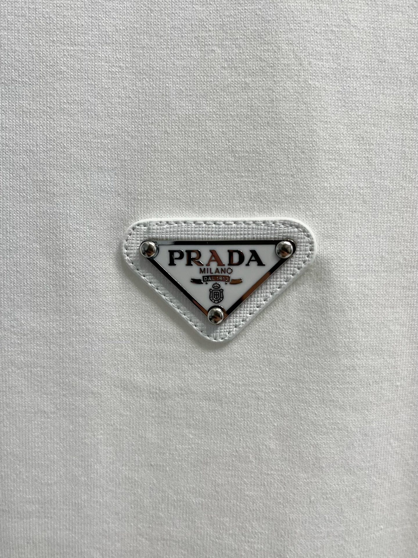  普拉达 2025春夏新款 字母logo圆领短袖t恤，春夏休闲穿搭必不可少，原版纯棉面料。完完全全体现在