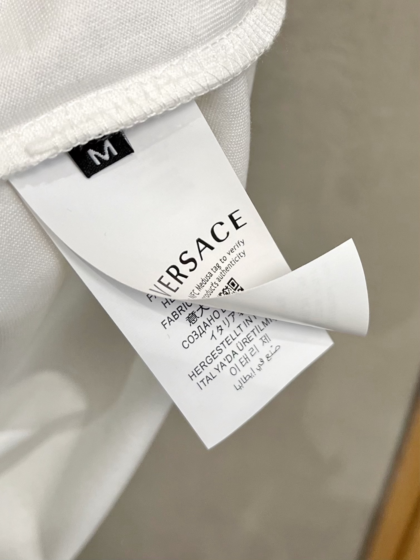  范思哲 2025春夏新款 字母logo圆领短袖t恤，春夏休闲穿搭必不可少，原版纯棉面料。完完全全体现在