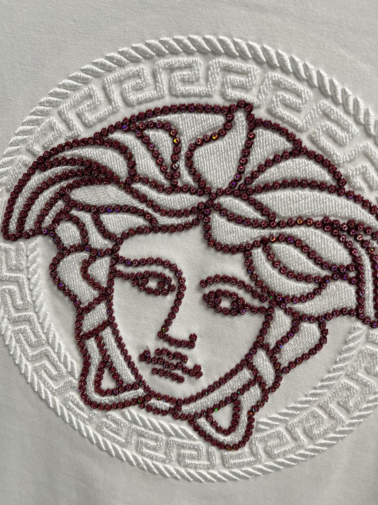  范思哲 2025春夏新款 字母logo圆领短袖t恤，春夏休闲穿搭必不可少，原版纯棉面料。完完全全体现在