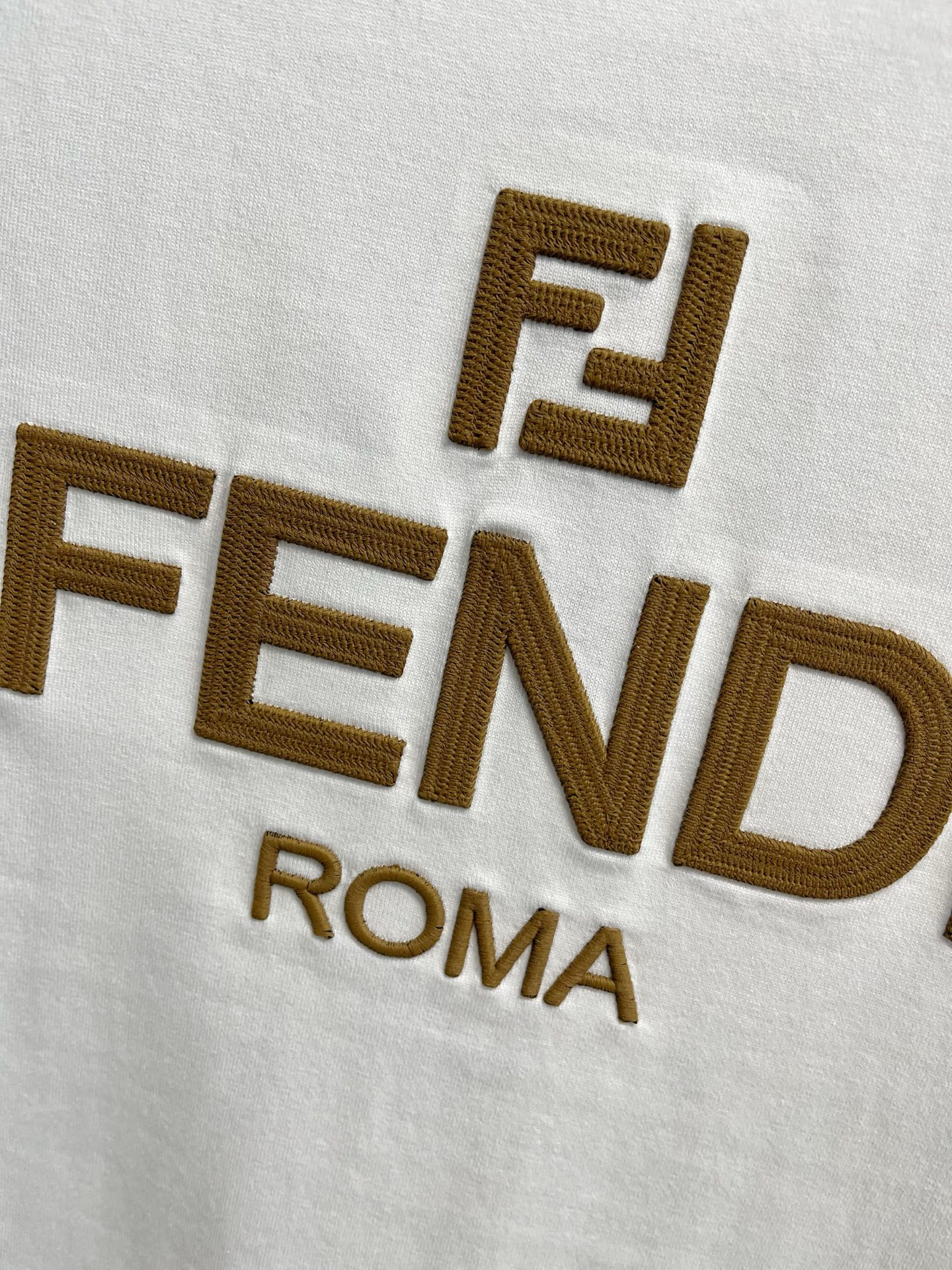  芬迪 2025春夏新款 字母logo圆领短袖t恤，春夏休闲穿搭必不可少，原版纯棉面料。完完全全体现在高