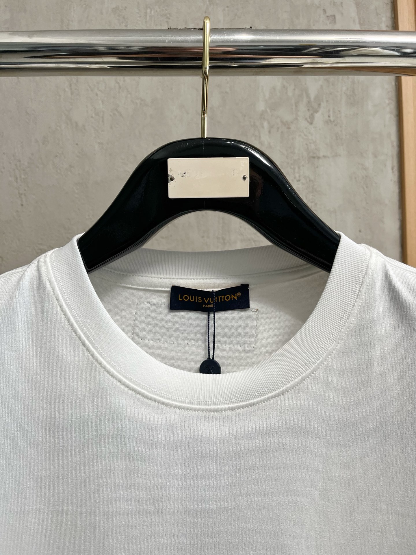  LV 2025春夏新款 字母logo圆领短袖t恤，春夏休闲穿搭必不可少，原版纯棉面料。完完全全体现在高