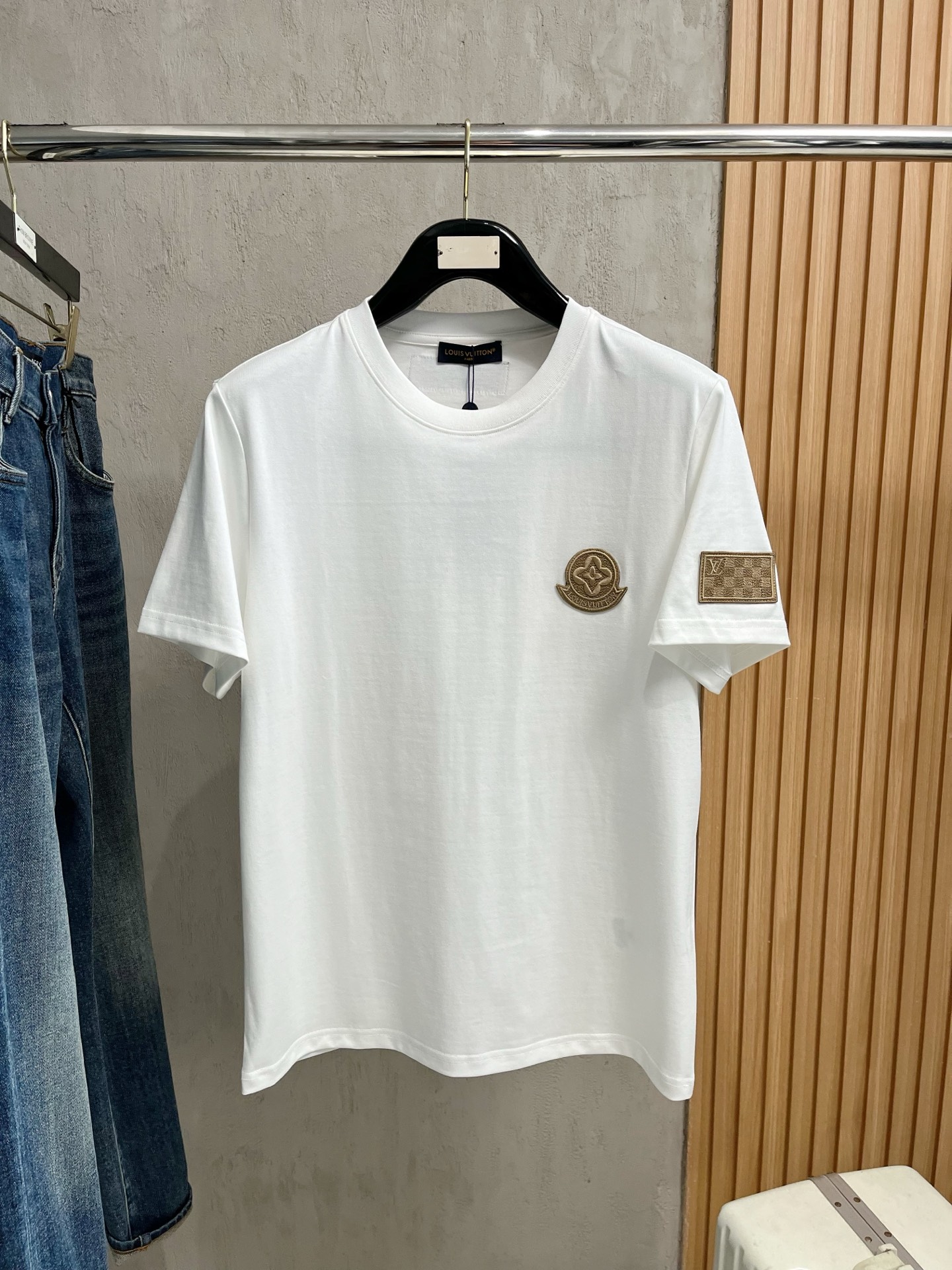  LV 2025春夏新款 字母logo圆领短袖t恤，春夏休闲穿搭必不可少，原版纯棉面料。完完全全体现在高
