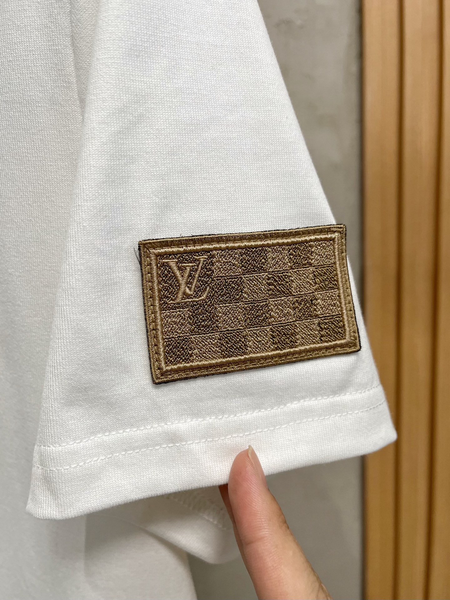  LV 2025春夏新款 字母logo圆领短袖t恤，春夏休闲穿搭必不可少，原版纯棉面料。完完全全体现在高