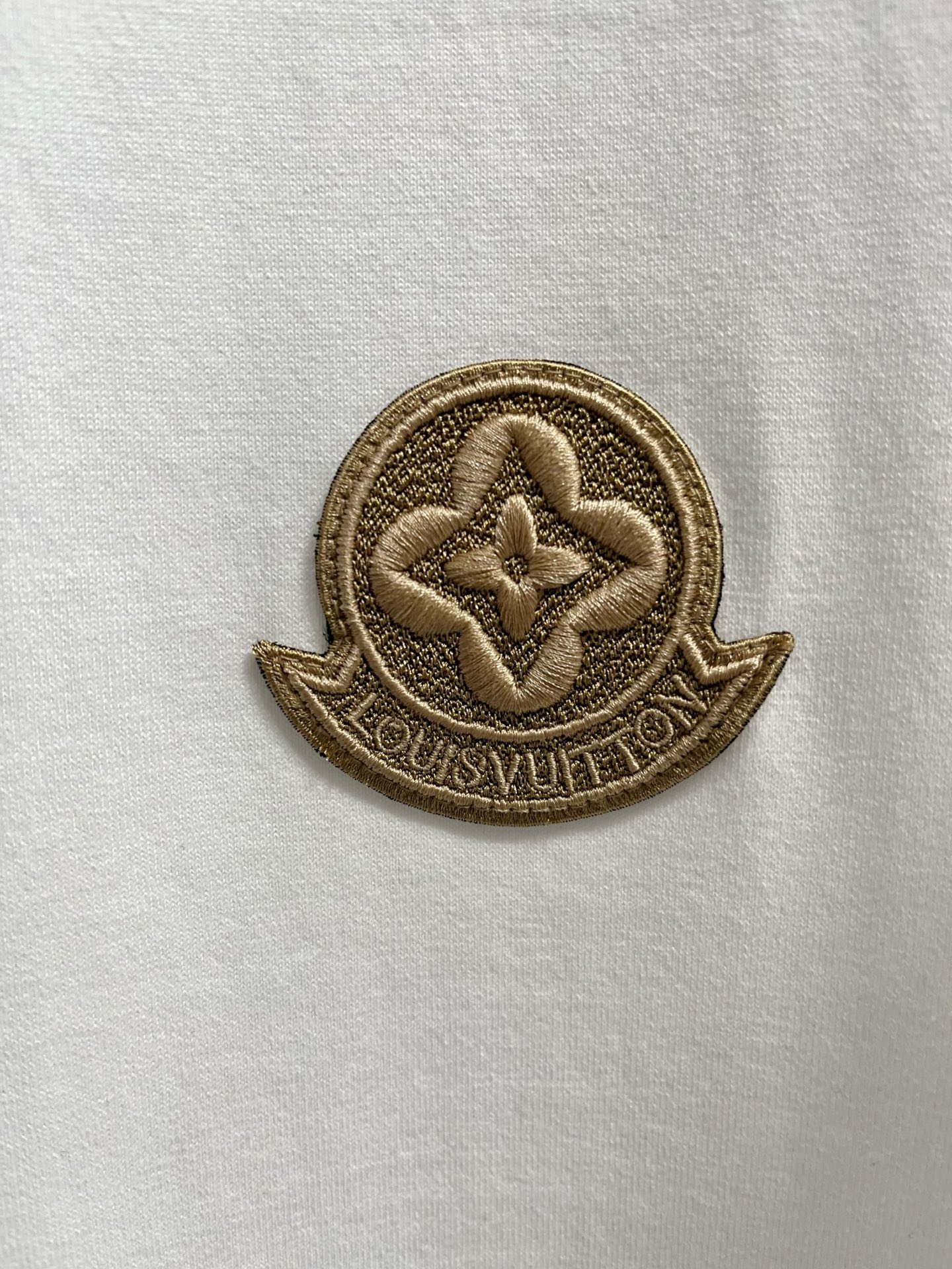  LV 2025春夏新款 字母logo圆领短袖t恤，春夏休闲穿搭必不可少，原版纯棉面料。完完全全体现在高