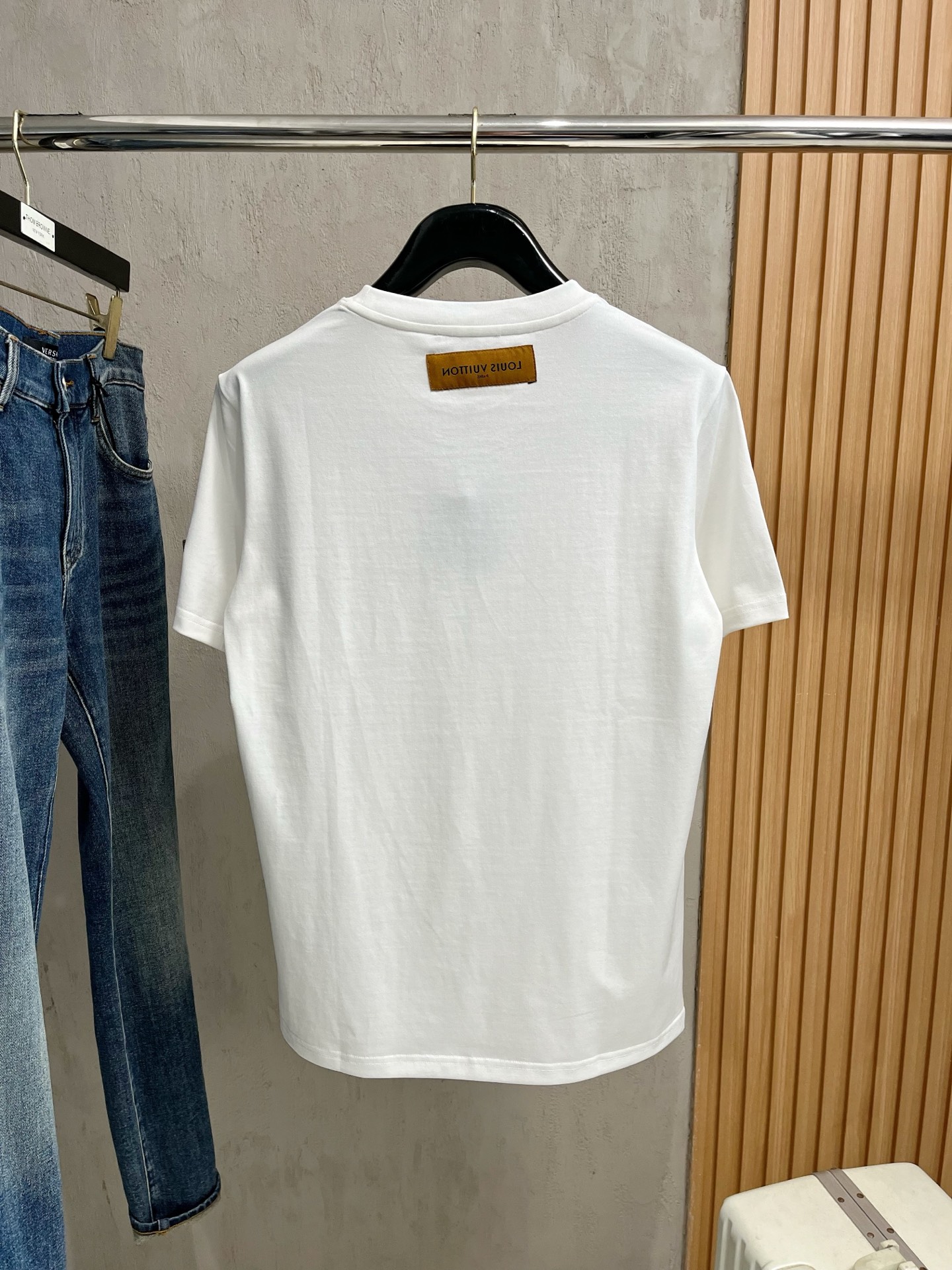  LV 2025春夏新款 字母logo圆领短袖t恤，春夏休闲穿搭必不可少，原版纯棉面料。完完全全体现在高