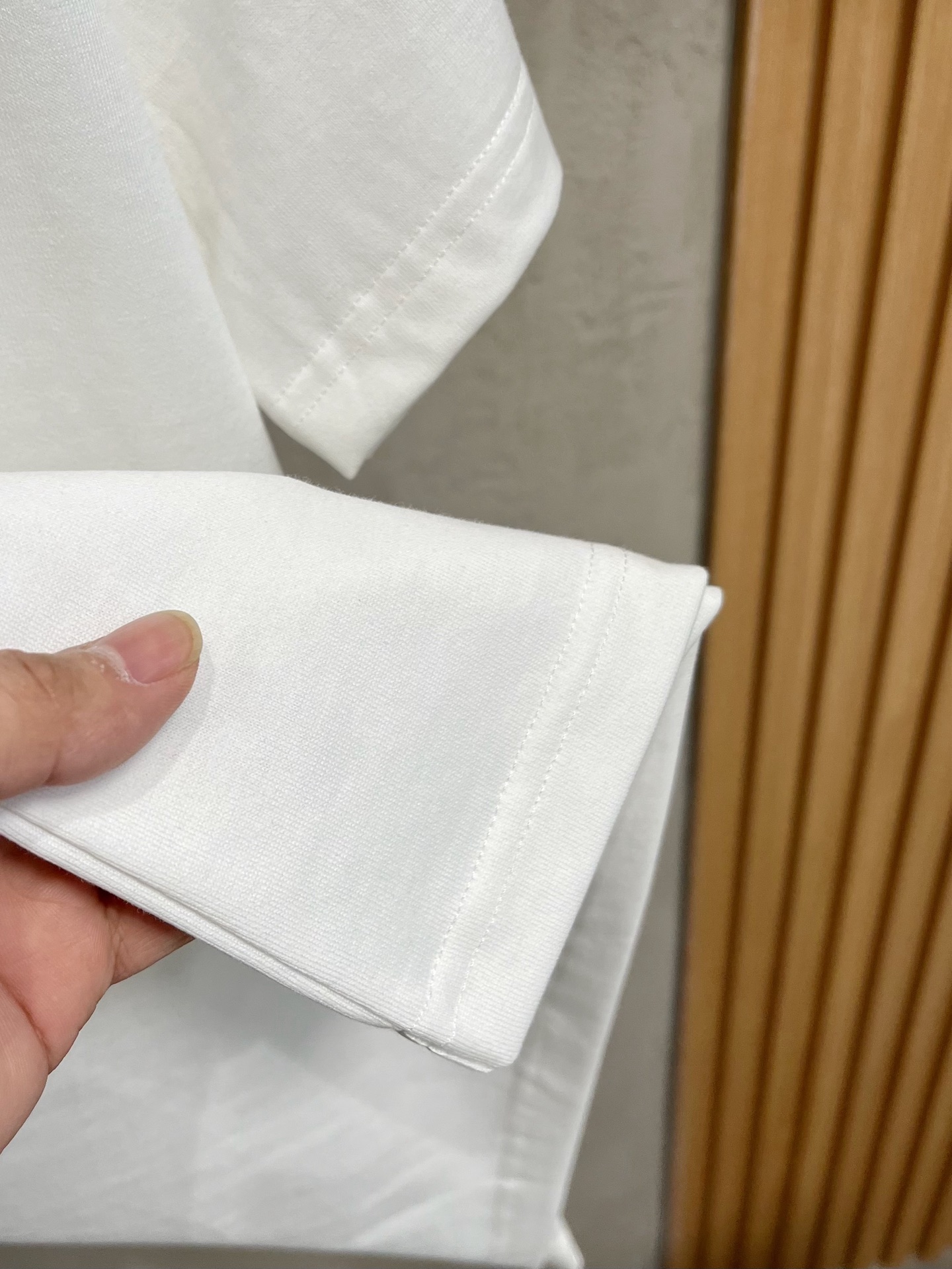  LV 2025春夏新款 字母logo圆领短袖t恤，春夏休闲穿搭必不可少，原版纯棉面料。完完全全体现在高