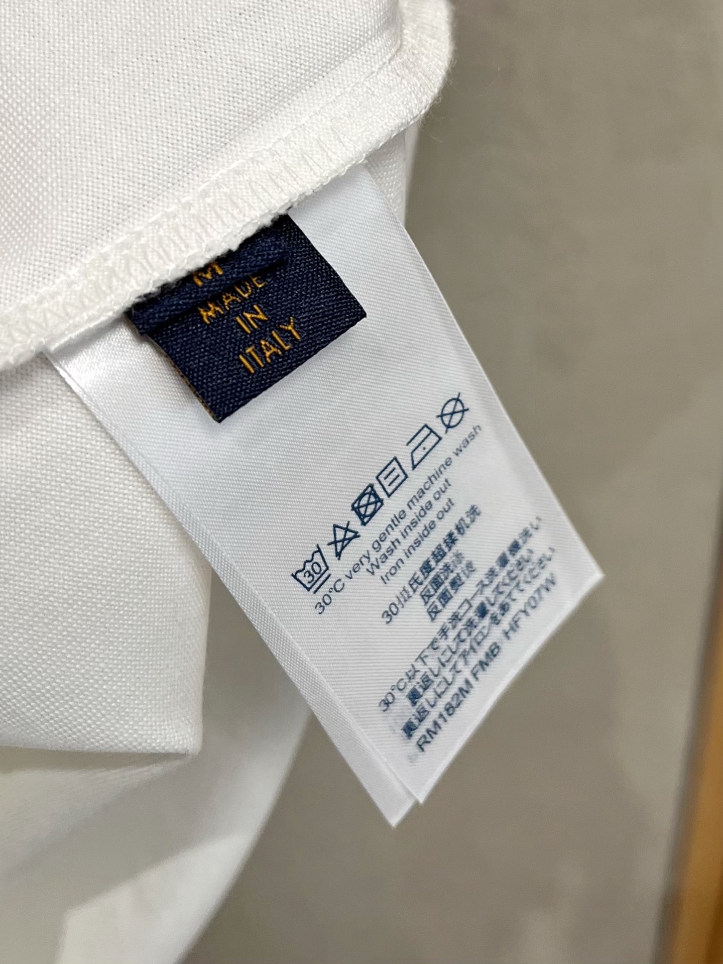  LV 2025春夏新款 字母logo圆领短袖t恤，春夏休闲穿搭必不可少，原版纯棉面料。完完全全体现在高