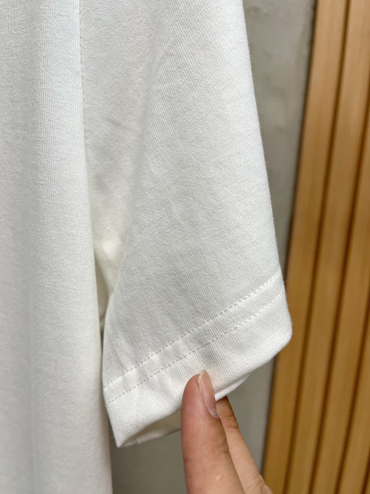  LV 2025春夏新款 字母logo圆领短袖t恤，春夏休闲穿搭必不可少，原版纯棉面料。完完全全体现在高