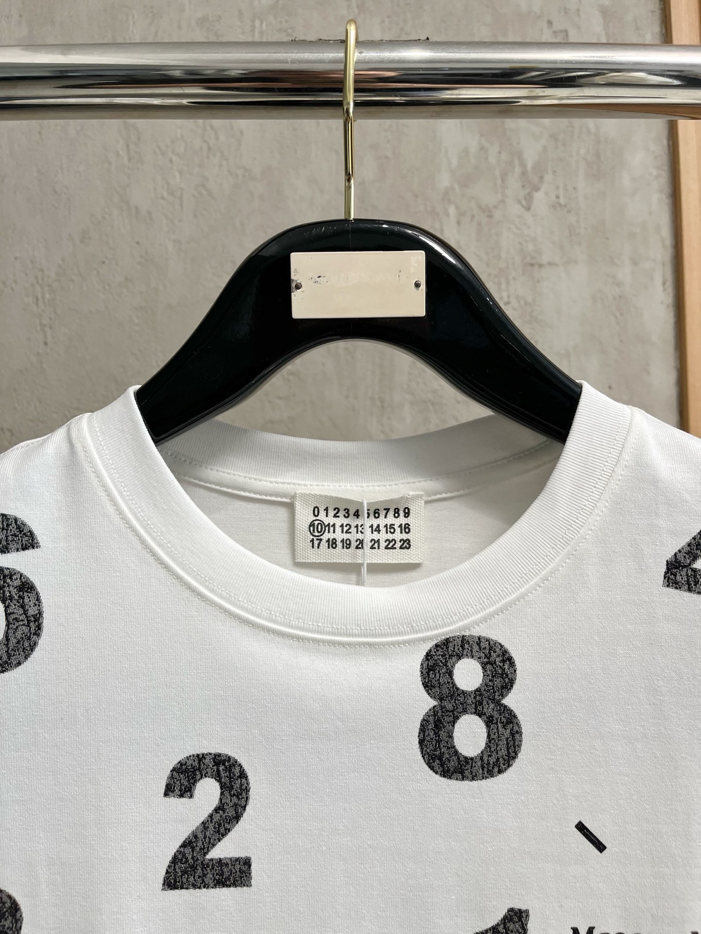  马吉拉 2025春夏新款 字母logo圆领短袖t恤，春夏休闲穿搭必不可少，原版纯棉面料。完完全全体现在