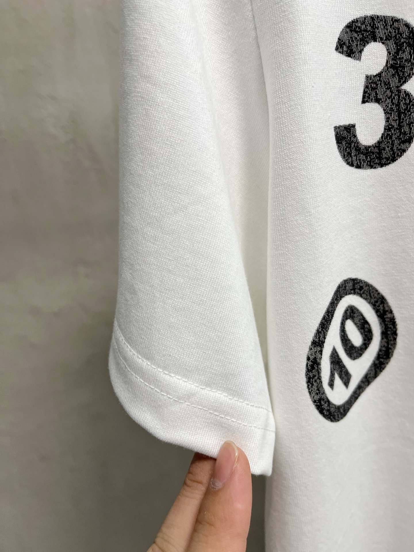  马吉拉 2025春夏新款 字母logo圆领短袖t恤，春夏休闲穿搭必不可少，原版纯棉面料。完完全全体现在