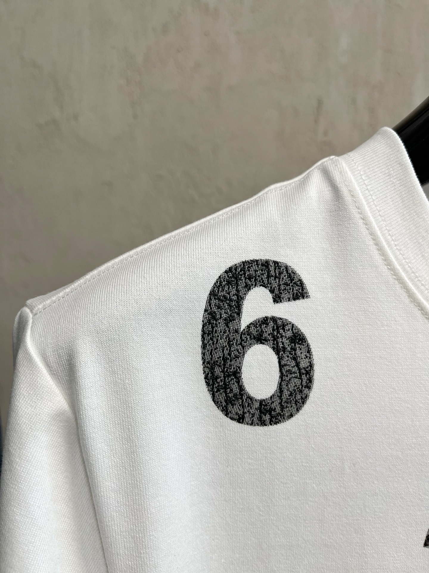  马吉拉 2025春夏新款 字母logo圆领短袖t恤，春夏休闲穿搭必不可少，原版纯棉面料。完完全全体现在