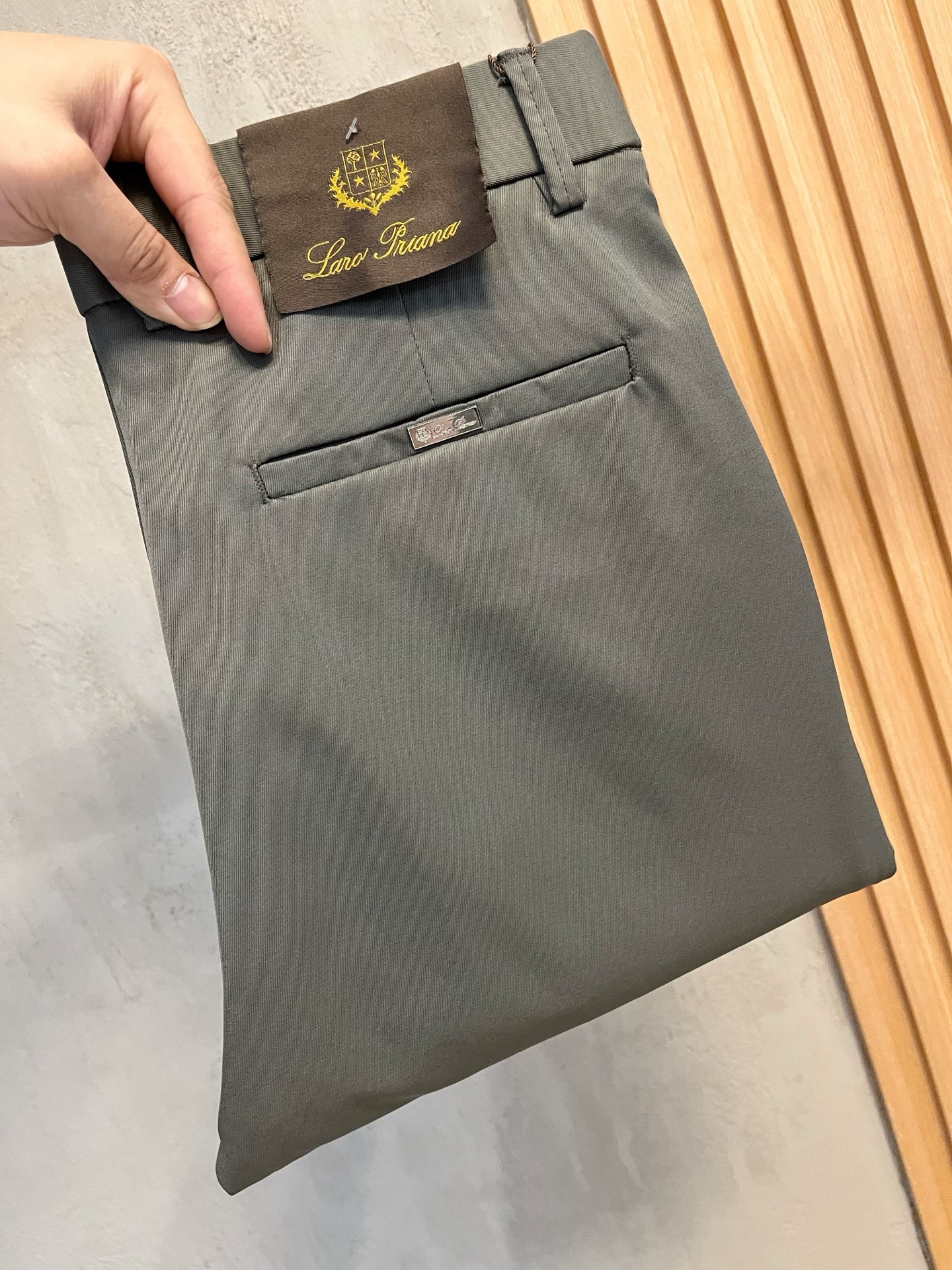 NO:455278,LP Nouyou Pianya casual pants trousers 2025SS spring and summer new style, high-end custom pants special fabric, custom original hardware, heavy industry technology, fine line, custom fabric, soft and comfortable, significant texture, exquisite auxiliary materials, excellent upper body effect, complete three standards, standard sizes 29-38, no 35 (shipped the next day),,loro piano,alexander wang19860909LP诺悠翩雅 休闲裤 西裤2025SS春夏新款 高级定制裤子专用面料 定制原版五金 重工工艺打造 车工走线精细 定制面料 柔软舒适 质感显著 辅料精美 上身效果超赞 三标齐全 标准尺码29-38,无35（隔天出货）,,loro piana,alexander wang,Men's clothing