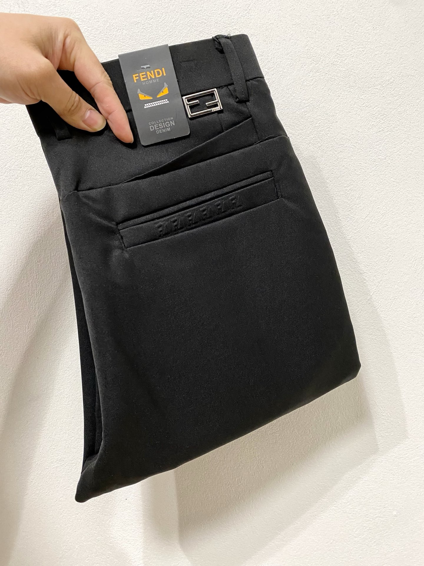 NO:461872,FENDI casual pants trousers 2025SS spring and summer new style, high-end custom pants special fabric, custom original hardware, heavy industry technology, fine line, custom fabric, soft and comfortable, significant texture, exquisite auxiliary materials, excellent upper body effect, complete three standards, standard sizes 28-38, no 35 (shipped the next day),,fendi,fendi,alexander wang19860909FENDI芬迪 休闲裤 西裤2025SS春夏新款 高级定制裤子专用面料 定制原版五金 重工工艺打造 车工走线精细 定制面料 柔软舒适 质感显著 辅料精美 上身效果超赞 三标齐全 标准尺码28-38,无35（隔天出货）,,fendi,fendi,alexander wang,Men's clothing