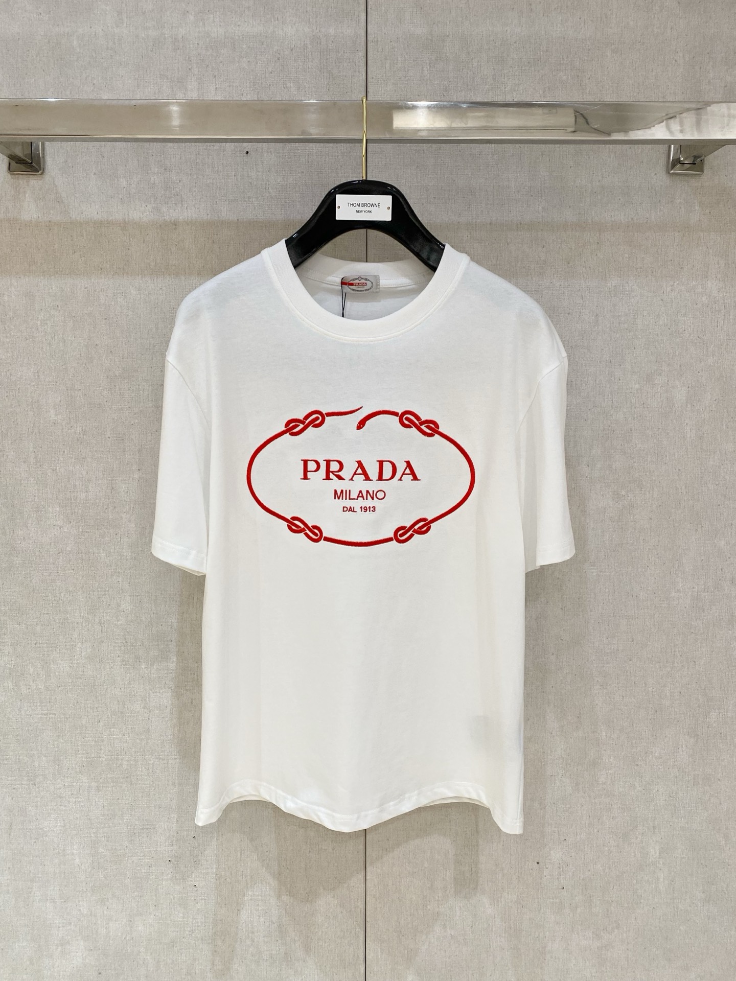 NO:137403,(The market has imitation version and accurate craftsmanship and fabrics) 25ss Pujia Pujia Pujia Pure Cotton latest fabric (highest version) The letters PRADA letter embroidery pattern on the year of the snake, classic logo pattern logo, fashionable simple trendy short sleeves, the top quality counter original single short sleeves, top production craft imported fabrics, the counter model is uniquely designed, using imported high-end customized fabrics. The official website is on sale!  Excellent fabric fit, size..Black and white M-3XL,,prada,prada,T-shirt,alexander wang19860909（市场有仿版认准工艺和面料） 25ss普家纯棉最新面料（最高版本）蛇年大吉胸前字母PRADA字母刺绣图案工艺经典标识图案logo时尚简约潮流短袖,最顶级的品质专柜原单短袖,顶级制作工艺进口面料,专柜款独特设计,采用进口高端订制面料.官网在售！面料版型超赞 码数..黑白色 M-3XL,,prada,prada,T-shirt,alexander wang,Men's clothing