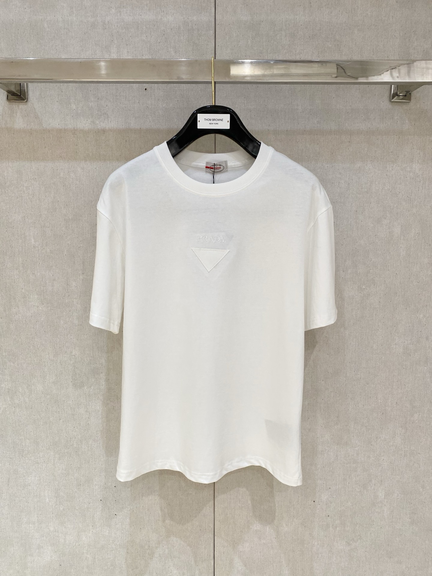 NO:137406,(The market has a counterfeit version and accurate craftsmanship and fabrics) 25ss Pujia Pujia cotton latest fabric (highest version) neckline PRADA embroidered leather brand logo pattern craftsmanship!  Classic logo pattern logo stylish simple trendy short sleeves, the top quality counter original single short sleeves, the top-level production process imported fabric, the unique design of the counter model, using imported high-end customized fabrics. The official website is on sale!  Excellent fabric fit, size..Black and white M-3XL,,prada,prada,T-shirt,alexander wang19860909（市场有仿版认准工艺和面料） 25ss普家纯棉最新面料（最高版本）领口PRADA刺绣皮牌标识图案工艺！经典标识图案logo时尚简约潮流短袖,最顶级的品质专柜原单短袖,顶级制作工艺进口面料,专柜款独特设计,采用进口高端订制面料.官网在售！面料版型超赞 码数..黑白色 M-3XL,,prada,prada,T-shirt,alexander wang,Men's clothing