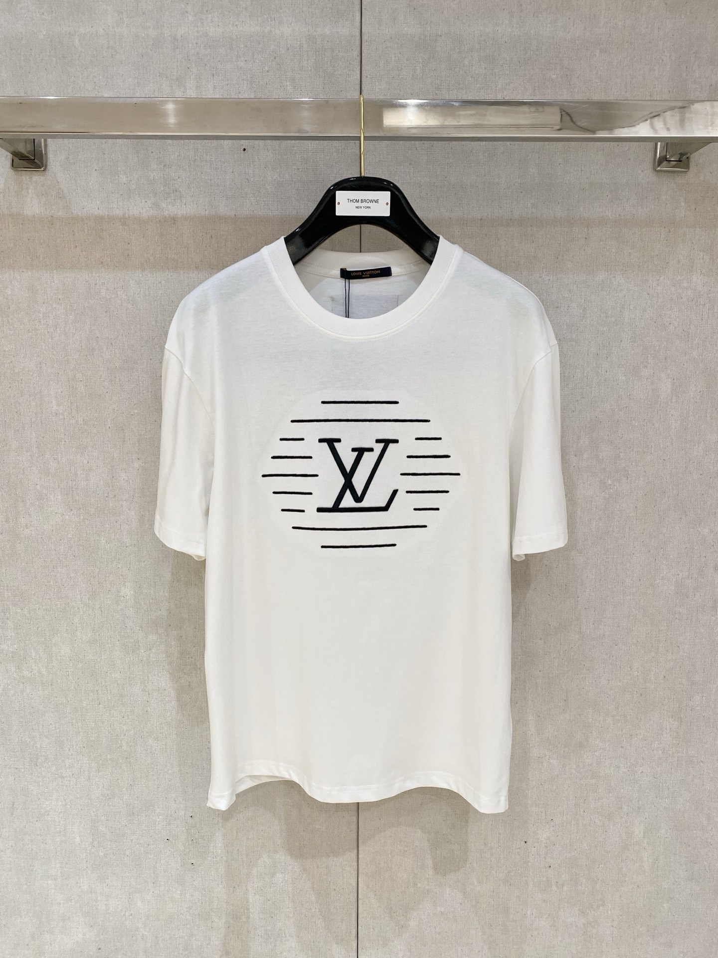 NO:137408,(The market has imitation version and recognized craftsmanship and fabrics) 25ss Lotus Cotton latest fabric (highest version) LV heavy industry embroidery craftsmanship classic logo pattern logo fashionable simple trendy short sleeves, top quality counter original single short sleeves, top production craft imported fabrics, unique design of counter style, using imported high-end customized fabrics. The official website is on sale!  Fabric style, size..Black and white M-3XL,,louis vuitton,louis vuitton,louis vuitton,t-shirt,alexander wang19860909（市场有仿版认准工艺和面料） 25ss驴家纯棉最新面料（最高版本）胸前LV重工刺绣工艺经典标识图案logo时尚简约潮流短袖,最顶级的品质专柜原单短袖,顶级制作工艺进口面料,专柜款独特设计,采用进口高端订制面料.官网在售！面料版型超赞 码数..黑白色 M-3XL,,louis vuitton,louis vuitton,louis vuitton,T-shirt,alexander wang,Men's clothing