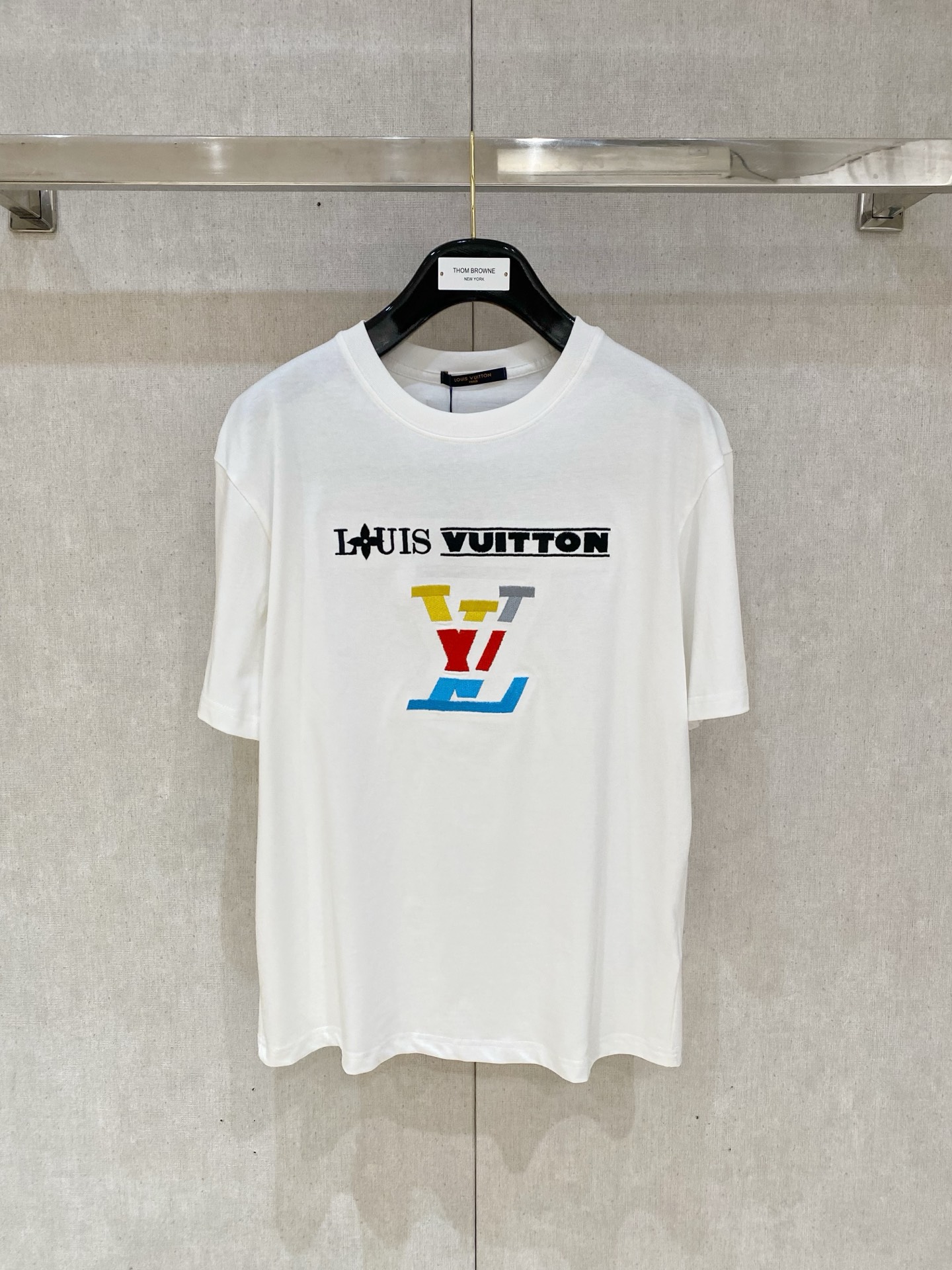 NO:137410,(The market has imitation version and accurate craftsmanship and fabrics) 25ss Donkey Cotton’s latest fabric (highest version) LV contrasting color heavy industry embroidery craftsmanship classic logo pattern logo fashionable simple trendy short sleeves, top quality counter original single short sleeves, top production craft imported fabrics, unique design of the counter model, using imported high-end customized fabrics. The official website is on sale!  Fabric style, size..Black and white M-3XL,,louis vuitton,louis vuitton,louis vuitton,t-shirt,alexander wang19860909（市场有仿版认准工艺和面料） 25ss驴家纯棉最新面料（最高版本）胸前LV撞色重工刺绣工艺经典标识图案logo时尚简约潮流短袖,最顶级的品质专柜原单短袖,顶级制作工艺进口面料,专柜款独特设计,采用进口高端订制面料.官网在售！面料版型超赞 码数..黑白色 M-3XL,,louis vuitton,louis vuitton,louis vuitton,T-shirt,alexander wang,Men's clothing