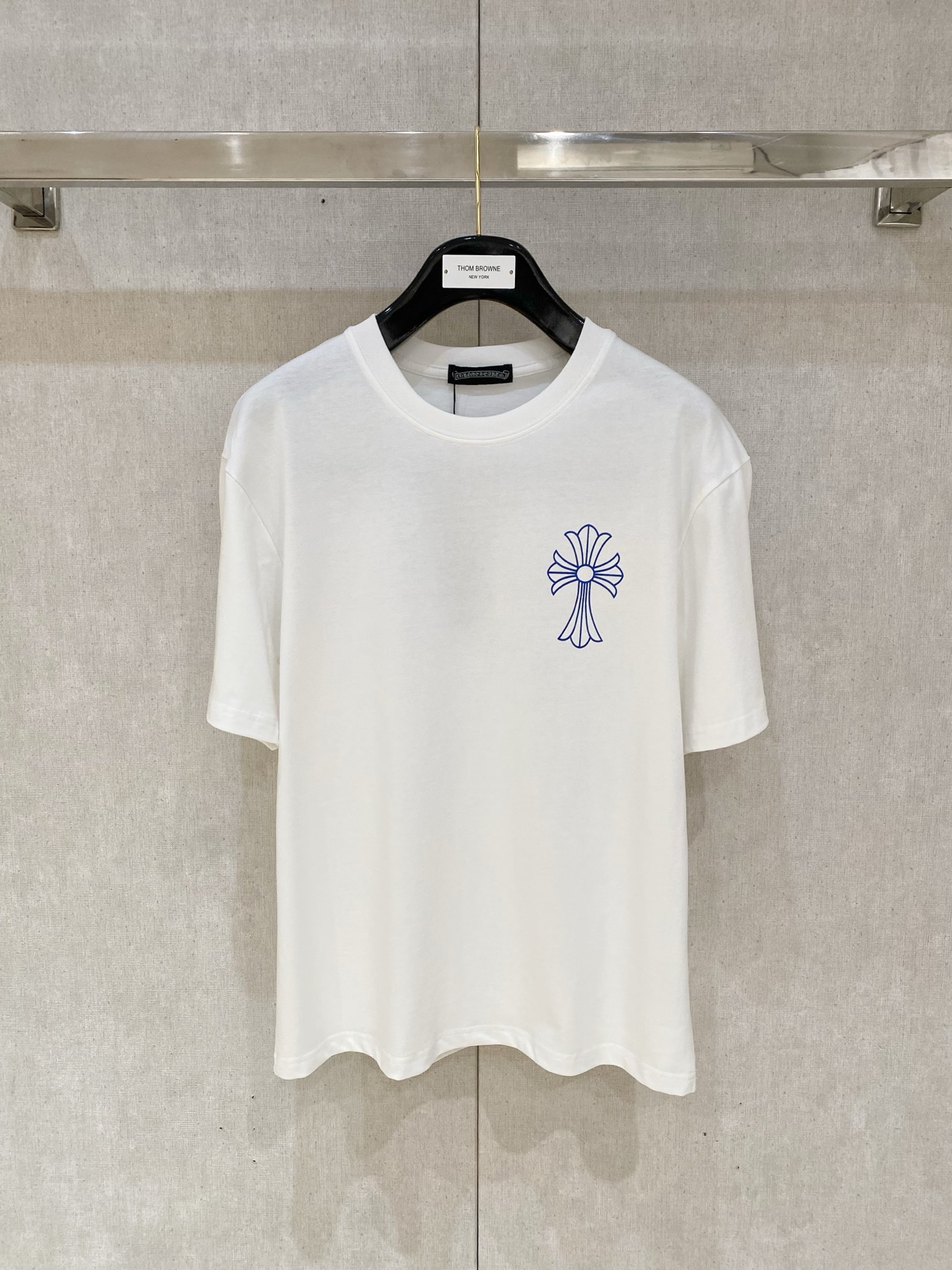 NO:137416,(The market has imitation version and recognized craftsmanship and fabrics) 25ss Crowe’s latest fabric (highest version) front and back of the chest, Crowe Heavy Industry Direct Injection Printing Crafts Classic Logo Fashionable Simple Trendy Short Sleeves, Top Quality Counter Original Single Short Sleeves, Top Production crafts imported fabrics, unique design of the counter model, using imported high-end customized fabrics. The official website is on sale!  Fabric style, size..Black and white M-3XL, chrome hearts,loewe,T-shirt,alexander wang19860909（市场有仿版认准工艺和面料） 25ss克罗家纯棉最新面料（最高版本）胸前后背克罗心重工直喷印花工艺经典标识图案logo时尚简约潮流短袖,最顶级的品质专柜原单短袖,顶级制作工艺进口面料,专柜款独特设计,采用进口高端订制面料.官网在售！面料版型超赞 码数..黑白色 M-3XL,,chrome hearts,loewe,T-shirt,alexander wang,Men's clothing