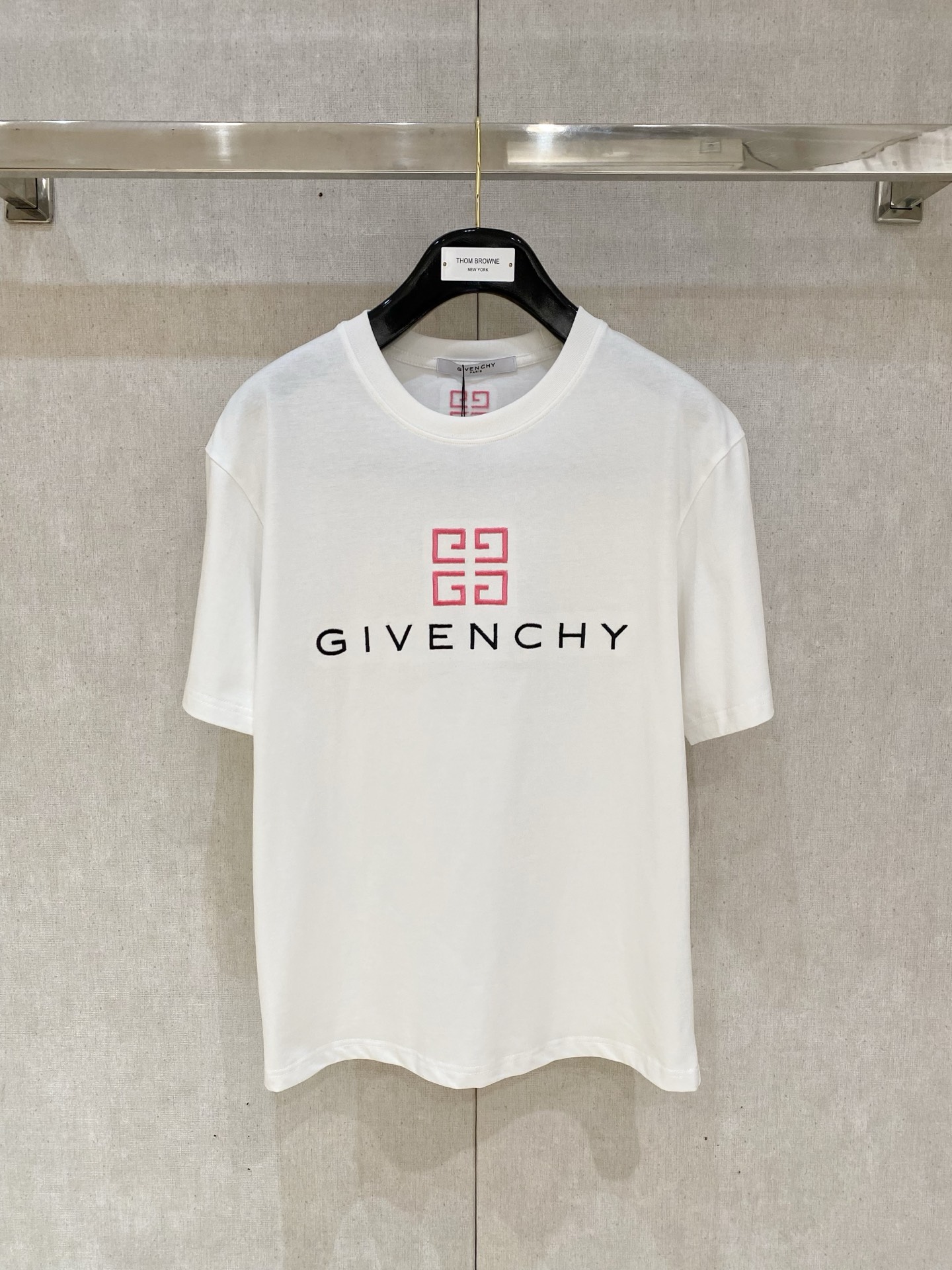 NO:137412,(The market has imitation version and accurate craftsmanship and fabrics) 25ss Jijia Pure Cotton latest fabric (highest version) GIV letters on the chest, heavy industry embroidery craftsmanship classic logo pattern logo fashionable simple trendy short sleeves, top quality counter original single short sleeves, top production craft imported fabrics, unique design of the counter model, using imported high-end customized fabrics. The official website is on sale!  Excellent fabric fit, size..Black and white M-3XL,,T-shirt,alexander wang19860909（市场有仿版认准工艺和面料） 25ss纪家纯棉最新面料（最高版本）胸前GIV字母重工刺绣工艺经典标识图案logo时尚简约潮流短袖,最顶级的品质专柜原单短袖,顶级制作工艺进口面料,专柜款独特设计,采用进口高端订制面料.官网在售！面料版型超赞 码数..黑白色 M-3XL,,T-shirt,alexander wang,Men's clothing