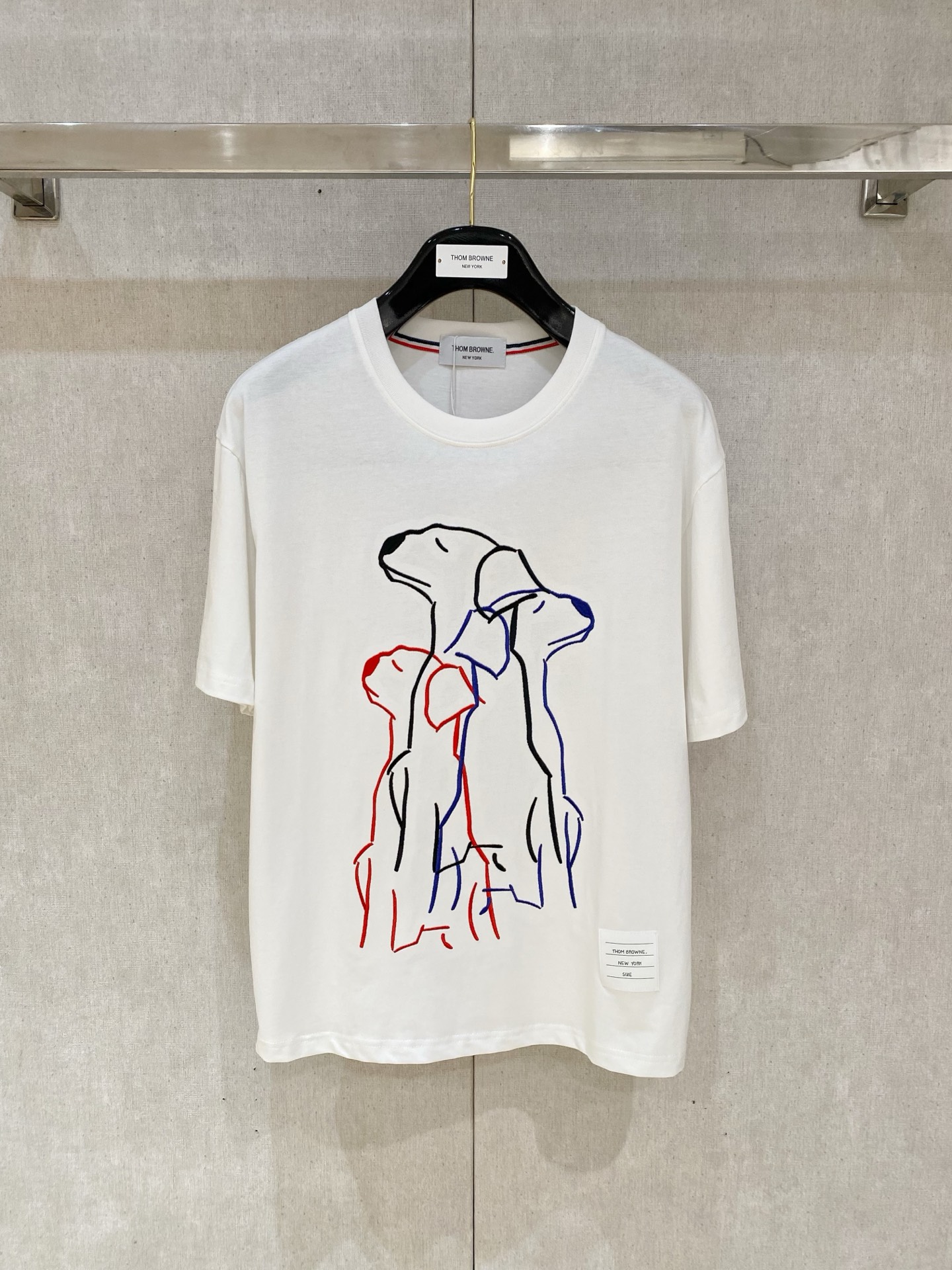 NO:137414,(The market has imitation version and accurate craftsmanship and fabrics) 25ssTB home pure cotton latest fabric (highest version) chest contrast color puppy heavy industry embroidery craftsmanship classic logo pattern logo fashionable simple trendy short sleeves, top quality counter original single short sleeves, top production craft imported fabrics, unique design of counter style, using imported high-end customized fabrics. The official website is on sale!  Excellent fabric fit, size..Black and white M-3XL,,T-shirt,alexander wang19860909（市场有仿版认准工艺和面料） 25ssTB家纯棉最新面料（最高版本）胸前撞色小狗重工刺绣工艺经典标识图案logo时尚简约潮流短袖,最顶级的品质专柜原单短袖,顶级制作工艺进口面料,专柜款独特设计,采用进口高端订制面料.官网在售！面料版型超赞 码数..黑白色 M-3XL,,T-shirt,alexander wang,Men's clothing