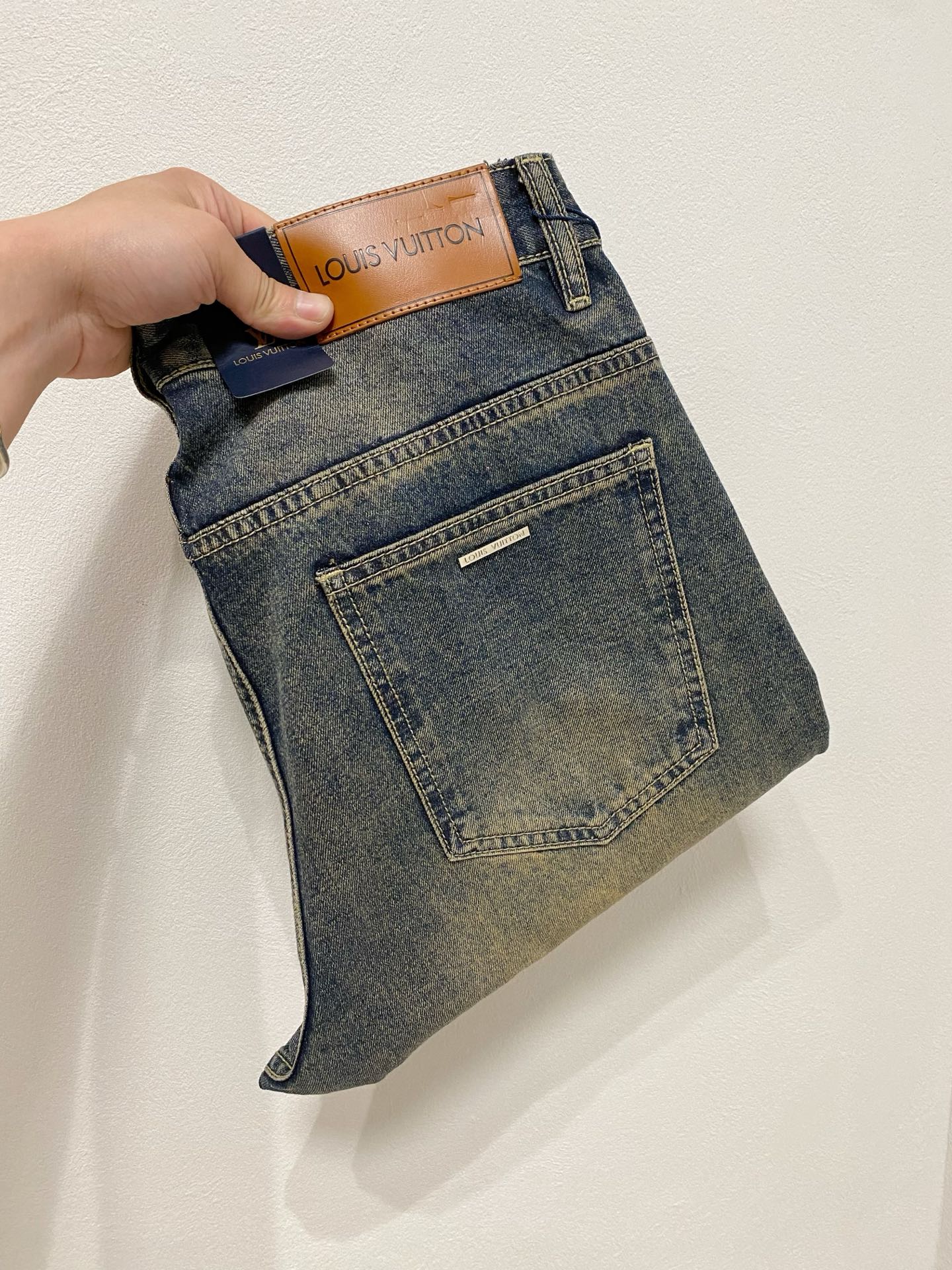 NO:468639,LV Louis Vuitton [Loose Straight] Retro Gradient Jeans | Street cool must have Classic denim blue with unique gradient effect, the transition from dark blue to light yellow is natural, as if with the traces of time, the retro feel is directly full. The straight style is not picky about the legs, which can well modify the leg lines, making it straight and slim. The metal buckle and simple pocket design at the waist of the trousers are full of details. Number of sizes 28-38 (shipped the next day),,louis vuitton,louis vuitton,jeans,alexander wang19860909LV路易威登【宽松直筒】复古渐变牛仔裤 | 街头酷感必备 经典牛仔蓝搭配独特的渐变效果,从深蓝到浅黄的过渡自然,仿佛带着岁月的痕迹,复古感直接拉满. 直筒的版型不挑腿型,能够很好地修饰腿部线条,显直又显瘦.裤腰处的金属扣和简约口袋设计,细节感满满. 码数28-38（隔天出货）,,louis vuitton,louis vuitton,jeans,alexander wang,Men's clothing