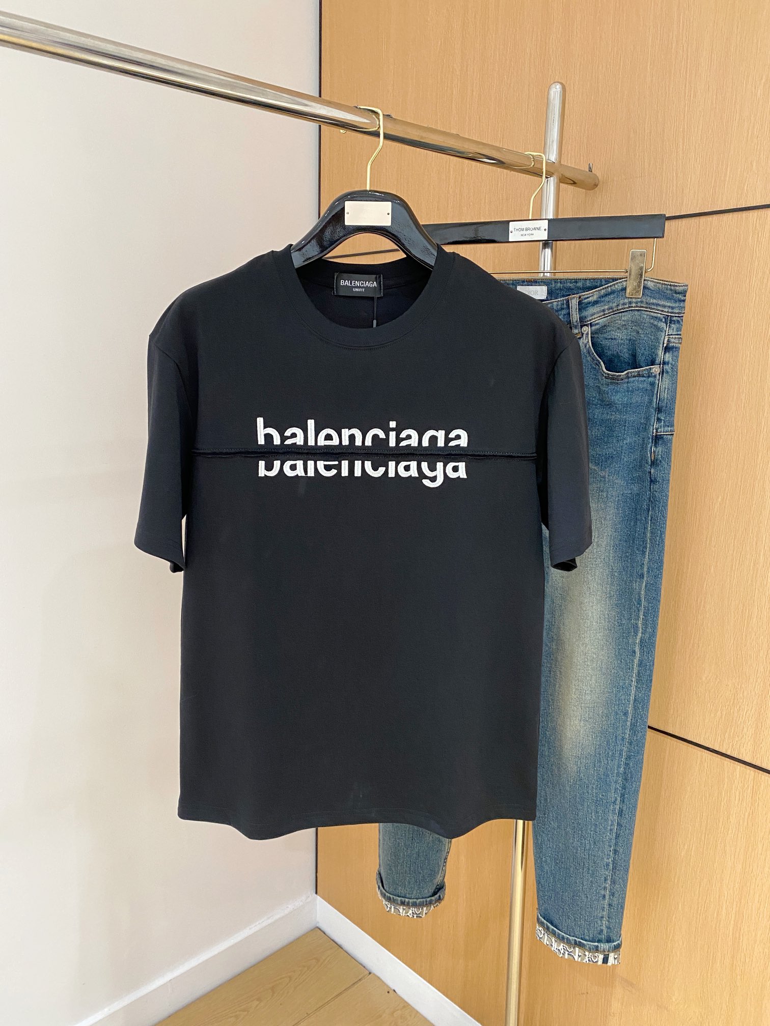 NO:141813,(The market has a counterfeit version and accurate craftsmanship and fabrics) 25ss Paris home cotton latest fabric (highest version) letter ABL heavy industry patch embroidery craftsmanship on the chest!  Classic logo pattern logo stylish simple trendy short sleeves, the top quality counter original single short sleeves, the top-level production process imported fabric, the unique design of the counter model, using imported high-end customized fabrics. The official website is on sale!  Excellent fabric fit, size..Black and white M-3XL,,balenciaga,T-shirt,alexander wang19860909（市场有仿版认准工艺和面料） 25ss巴黎家纯棉最新面料（最高版本）胸前字母ABL重工贴布刺绣工艺！经典标识图案logo时尚简约潮流短袖,最顶级的品质专柜原单短袖,顶级制作工艺进口面料,专柜款独特设计,采用进口高端订制面料.官网在售！面料版型超赞 码数..黑白色 M-3XL,,balenciaga,T-shirt,alexander wang,Men's clothing
