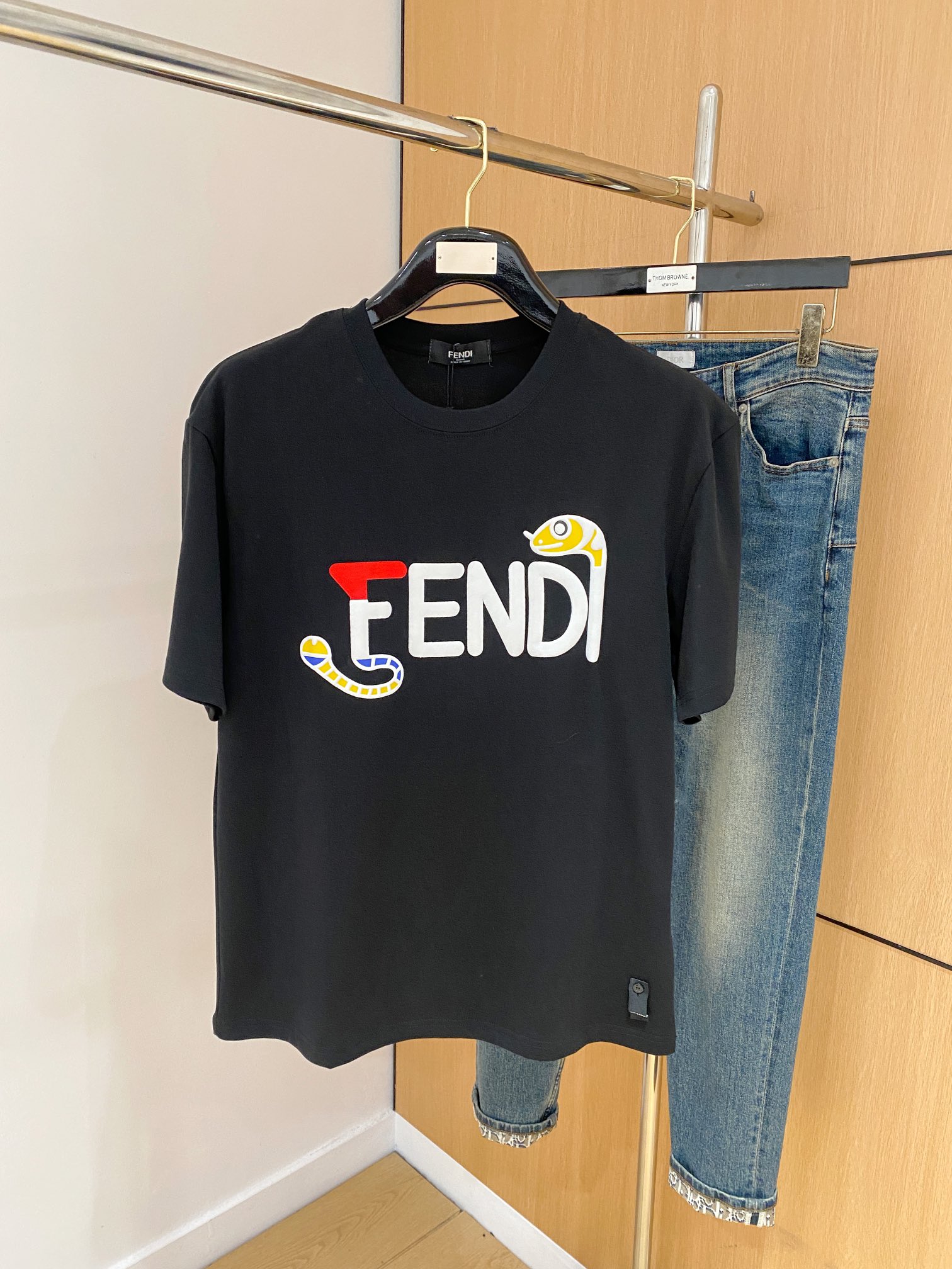 NO:141816,(The market has a counterfeit version and accurate craftsmanship and fabrics) 25ss Fenjia Pure Cotton Latest Fabric (the highest version) Snake Year of Daji’s chest fendi contrast flocking process!  Classic logo pattern logo stylish simple trendy short sleeves, the top quality counter original single short sleeves, the top-level production process imported fabric, the unique design of the counter model, using imported high-end customized fabrics. The official website is on sale!  Excellent fabric fit, size..Black and white M-3XL,,fendi,fendi,T-shirt,alexander wang19860909（市场有仿版认准工艺和面料） 25ss芬家纯棉最新面料（最高版本）蛇年大吉胸前fendi撞色植绒工艺！经典标识图案logo时尚简约潮流短袖,最顶级的品质专柜原单短袖,顶级制作工艺进口面料,专柜款独特设计,采用进口高端订制面料.官网在售！面料版型超赞 码数..黑白色 M-3XL,,fendi,fendi,T-shirt,alexander wang,Men's clothing