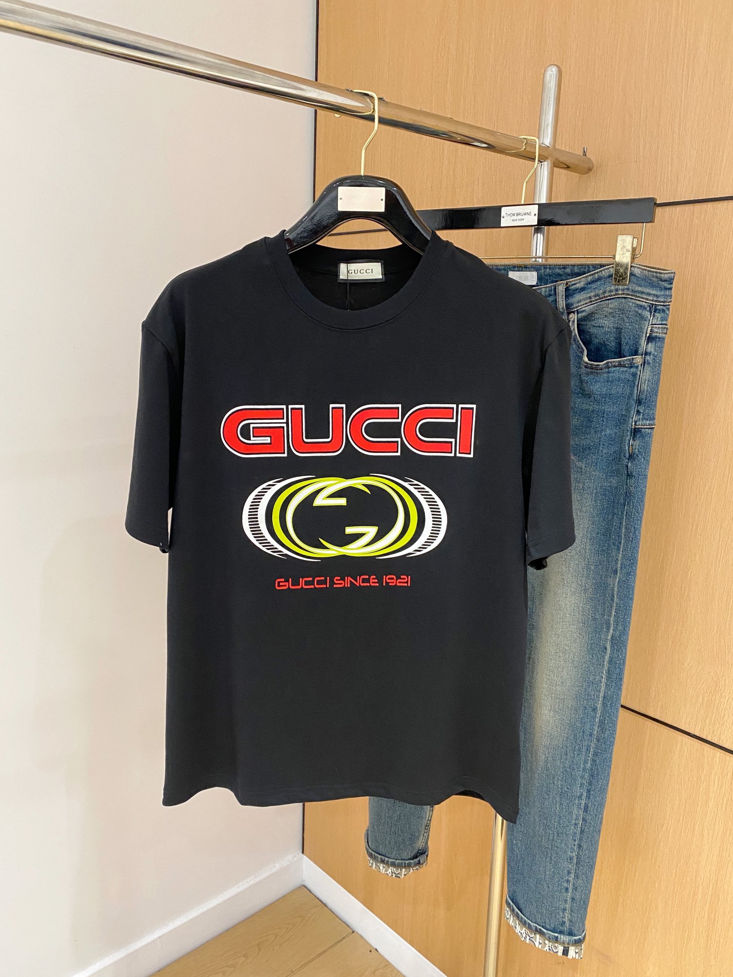 NO:141818,(The market has a counterfeit version and accurate craftsmanship and fabrics) 25ss Gujia Pure Cotton latest fabric (highest version) Gucci contrast color direct spray technology on the chest!  Classic logo pattern logo stylish simple trendy short sleeves, the top quality counter original single short sleeves, the top-level production process imported fabric, the unique design of the counter model, using imported high-end customized fabrics. The official website is on sale!  Excellent fabric pattern, size..Black and white M-3XL,,gucci,gucci,T-shirt,alexander wang19860909（市场有仿版认准工艺和面料） 25ss古家纯棉最新面料（最高版本）胸前字母Gucci撞色直喷工艺！经典标识图案logo时尚简约潮流短袖,最顶级的品质专柜原单短袖,顶级制作工艺进口面料,专柜款独特设计,采用进口高端订制面料.官网在售！面料版型超赞 码数..黑白色 M-3XL,,gucci,gucci,T-shirt,alexander wang,Men's clothing