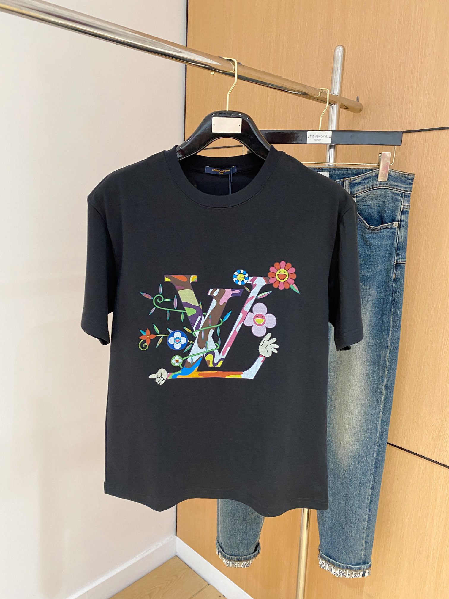 NO:141819,(The market has a counterfeit version and accurate craftsmanship and fabrics) 25ss Donkey Cotton’s latest fabric (highest version) LV direct spraying technology on the chest!  Classic logo pattern logo stylish simple trendy short sleeves, the top quality counter original single short sleeves, the top-level production process imported fabric, the unique design of the counter model, using imported high-end customized fabrics. The official website is on sale!  Fabric style, size..Black and white M-3XL,,louis vuitton,louis vuitton,louis vuitton,t-shirt,alexander wang19860909（市场有仿版认准工艺和面料） 25ss驴家纯棉最新面料（最高版本）胸前LV直喷工艺！经典标识图案logo时尚简约潮流短袖,最顶级的品质专柜原单短袖,顶级制作工艺进口面料,专柜款独特设计,采用进口高端订制面料.官网在售！面料版型超赞 码数..黑白色 M-3XL,,louis vuitton,louis vuitton,louis vuitton,T-shirt,alexander wang,Men's clothing