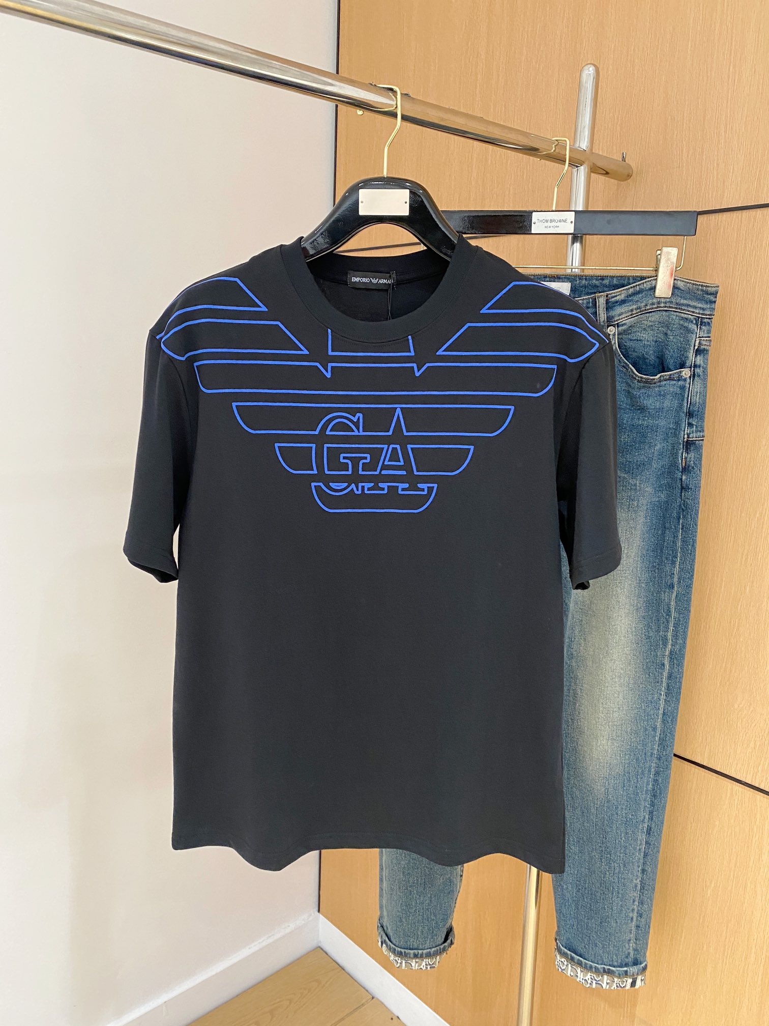 NO:141821,(The market has a counterfeit version and acquiring craftsmanship and fabrics) 25ss Ajia cotton latest fabric (highest version) Chest GA Armani logo letter flocking process!  Classic logo pattern logo stylish simple trendy short sleeves, the top quality counter original single short sleeves, the top-level production process imported fabric, the unique design of the counter model, using imported high-end customized fabrics. The official website is on sale!  Fabric style, size..Black and white M-3XL,,armani,armani,T-shirt,alexander wang19860909（市场有仿版认准工艺和面料） 25ss阿家纯棉最新面料（最高版本）胸前GA阿玛尼标识字母植绒工艺！经典标识图案logo时尚简约潮流短袖,最顶级的品质专柜原单短袖,顶级制作工艺进口面料,专柜款独特设计,采用进口高端订制面料.官网在售！面料版型超赞 码数..黑白色 M-3XL,,armani,armani,T-shirt,alexander wang,Men's clothing