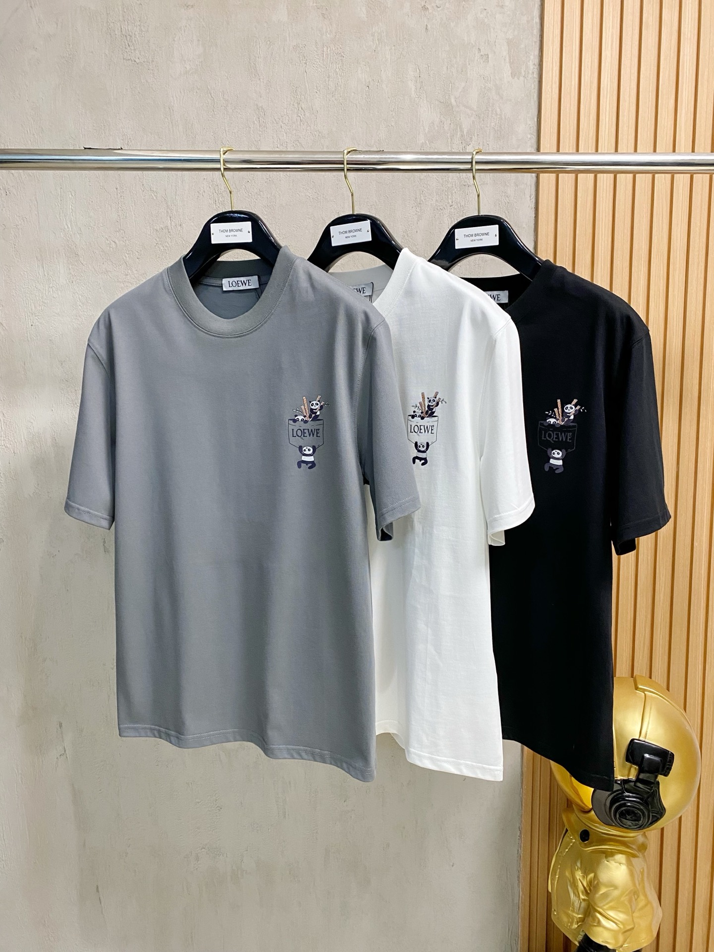 NO:428667,Loewe/Luo Yiwei New products for spring and summer 2025 are available in new products, complete three standards, pure cotton round neck short-sleeved T-shirt. Don’t need to introduce too much good products. Look at the details. Counter code M-XXXL 175/Suggestions L,,loewe,loewe,T-shirt,tees,t-shirt,alexander wang19860909Loewe/罗意威 2025年春夏新品上新 三标齐全 纯棉圆领短袖T恤 好货不用过多介绍 看细节 专柜码数M-XXXL 175/建议L,,loewe,loewe,T-shirt,tees，t-shirt,alexander wang,Men's clothing